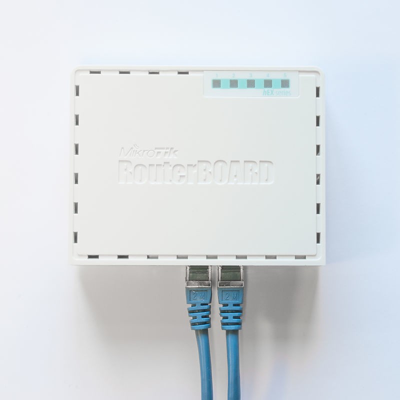 Mikrotik RB750Gr3, hEX, Dual Core 880MHz MHz CPU, 256MB RAM, 5×Gigabit LAN, USB, RouterOS L4, plastično kućište, PSU-9
