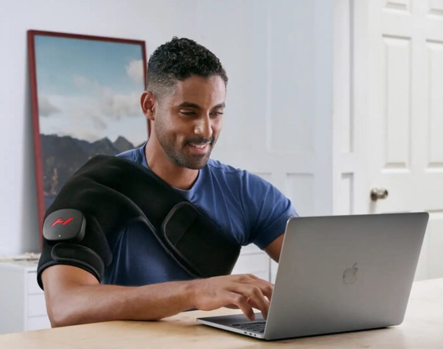 Masažer HYPERICE Venom 2 Shoulder Right (toplinski i vibracijski, 3 razine topline, Bluetooth, baterija do 3h, crna boja)-3