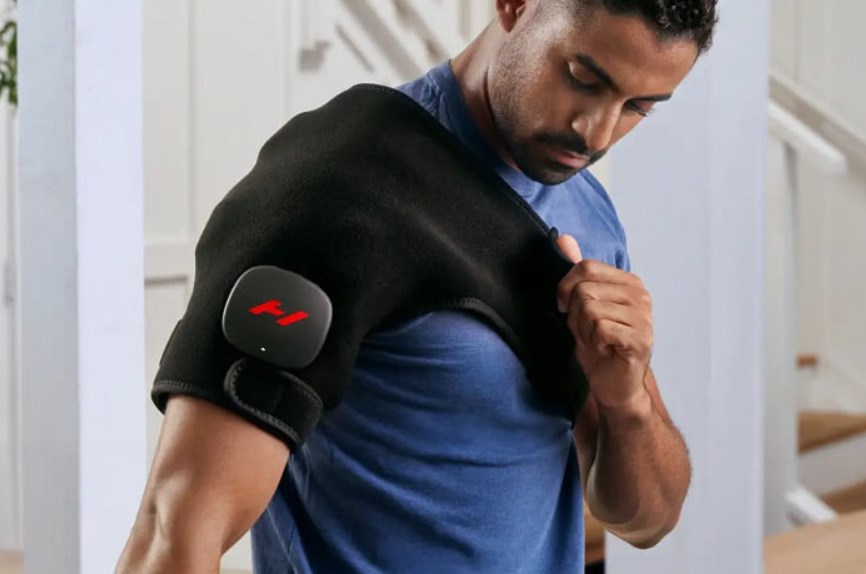Masažer HYPERICE Venom 2 Shoulder Right (toplinski i vibracijski, 3 razine topline, Bluetooth, baterija do 3h, crna boja)-1