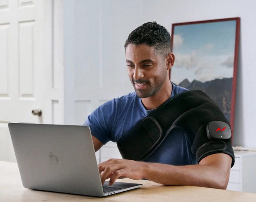 Masažer HYPERICE Venom 2 Shoulder Left (toplinski i vibracijski, 3 razine topline, Bluetooth, baterija do 3h, crna boja)-6