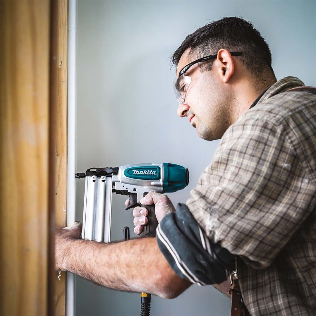 Pneumatski čavler MAKITA AF506 (18 Ga, 15-50 mm, 8.3 bar)-1