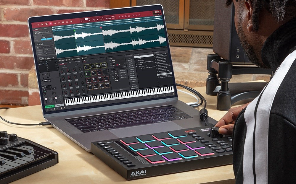 Studio controller AKAI MPC Studio II (39 gumba, 8 banki, LCD, RGB)-4
