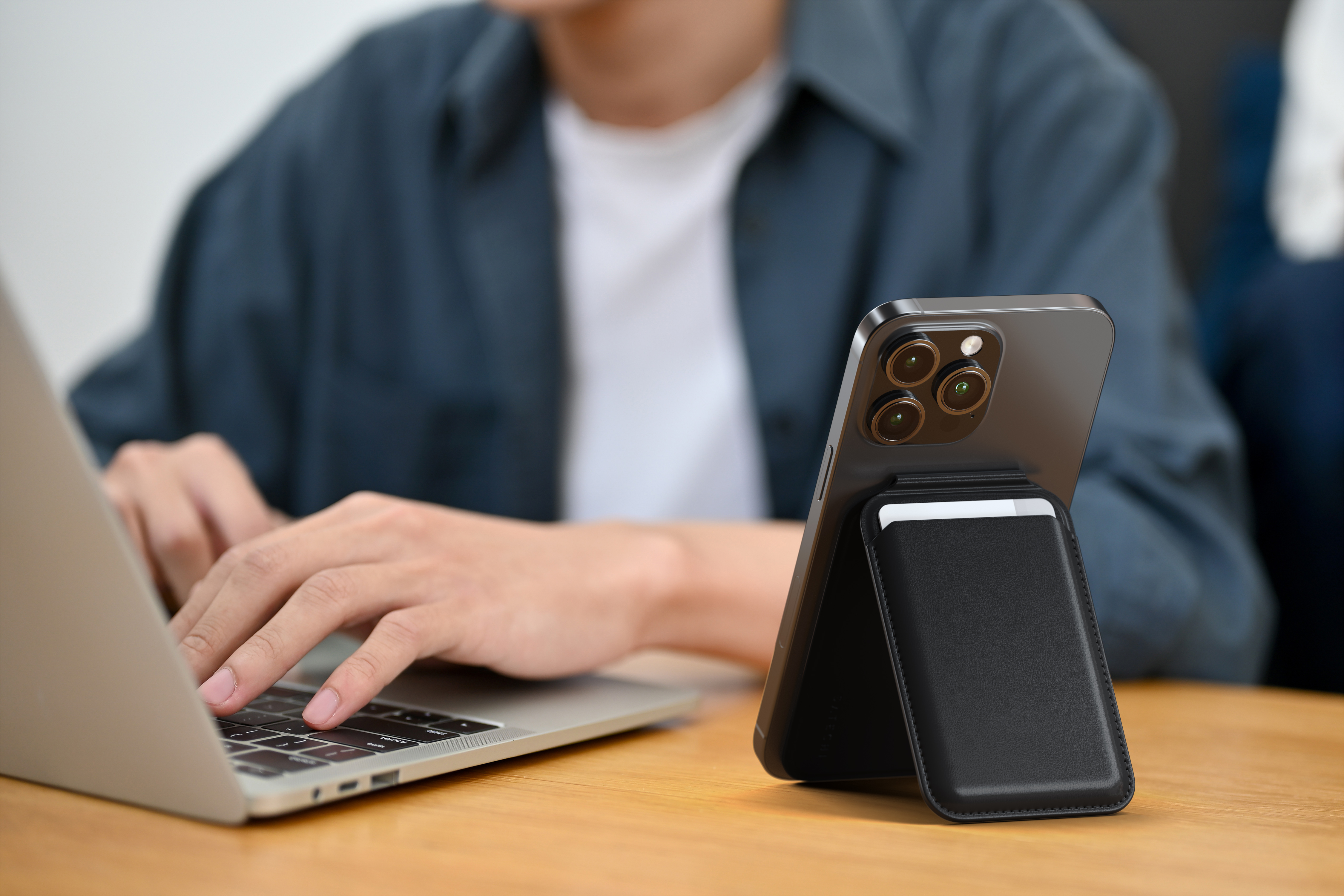 Satechi Vegan-Leather Magnetic Wallet Stand (iPhone 12/13/14/15 all models) - crna-2