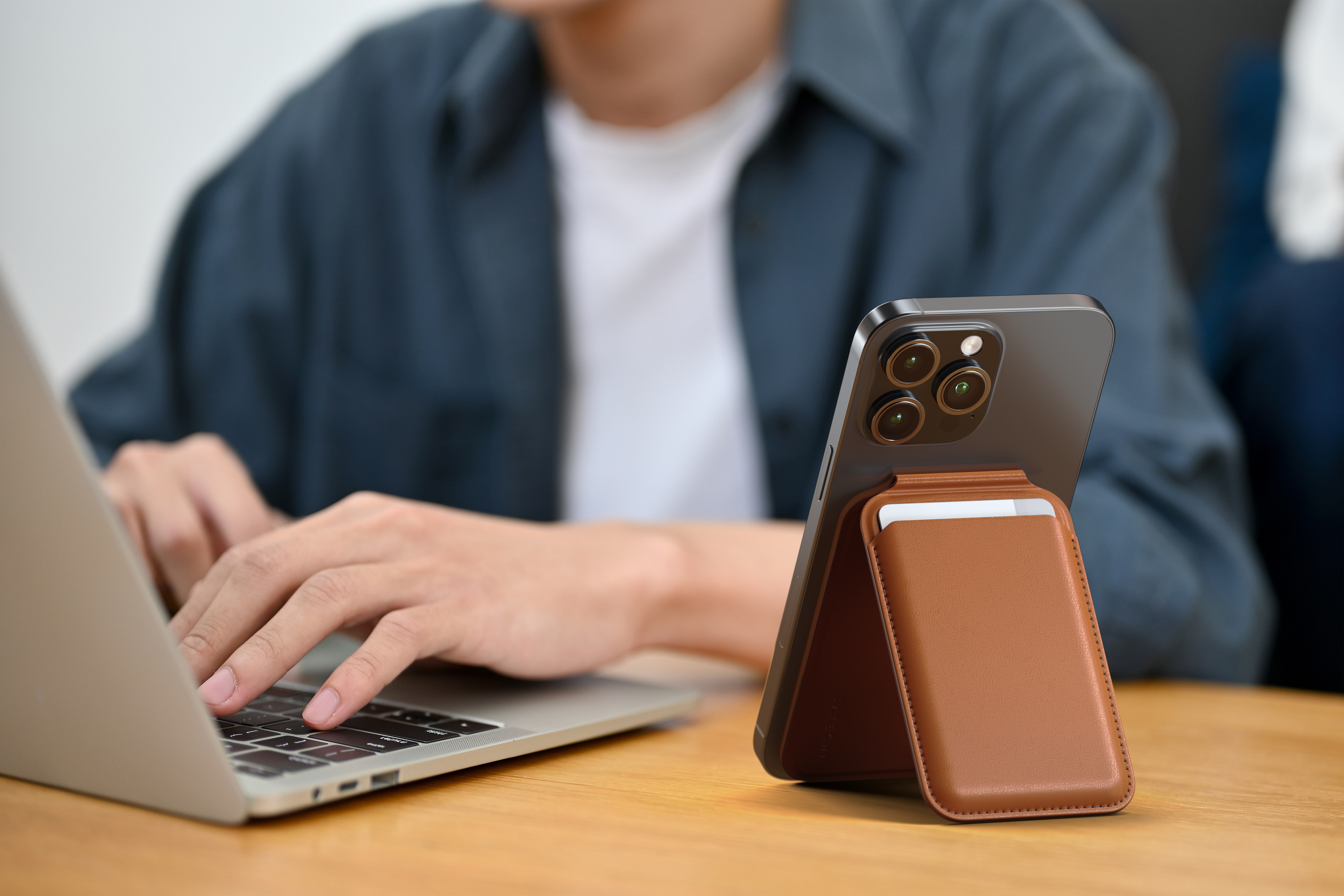 SATECHI Vegan-Leather Magnetic Wallet Stand (za sve modele iPhone 12/13/14/15) - smeđa-6