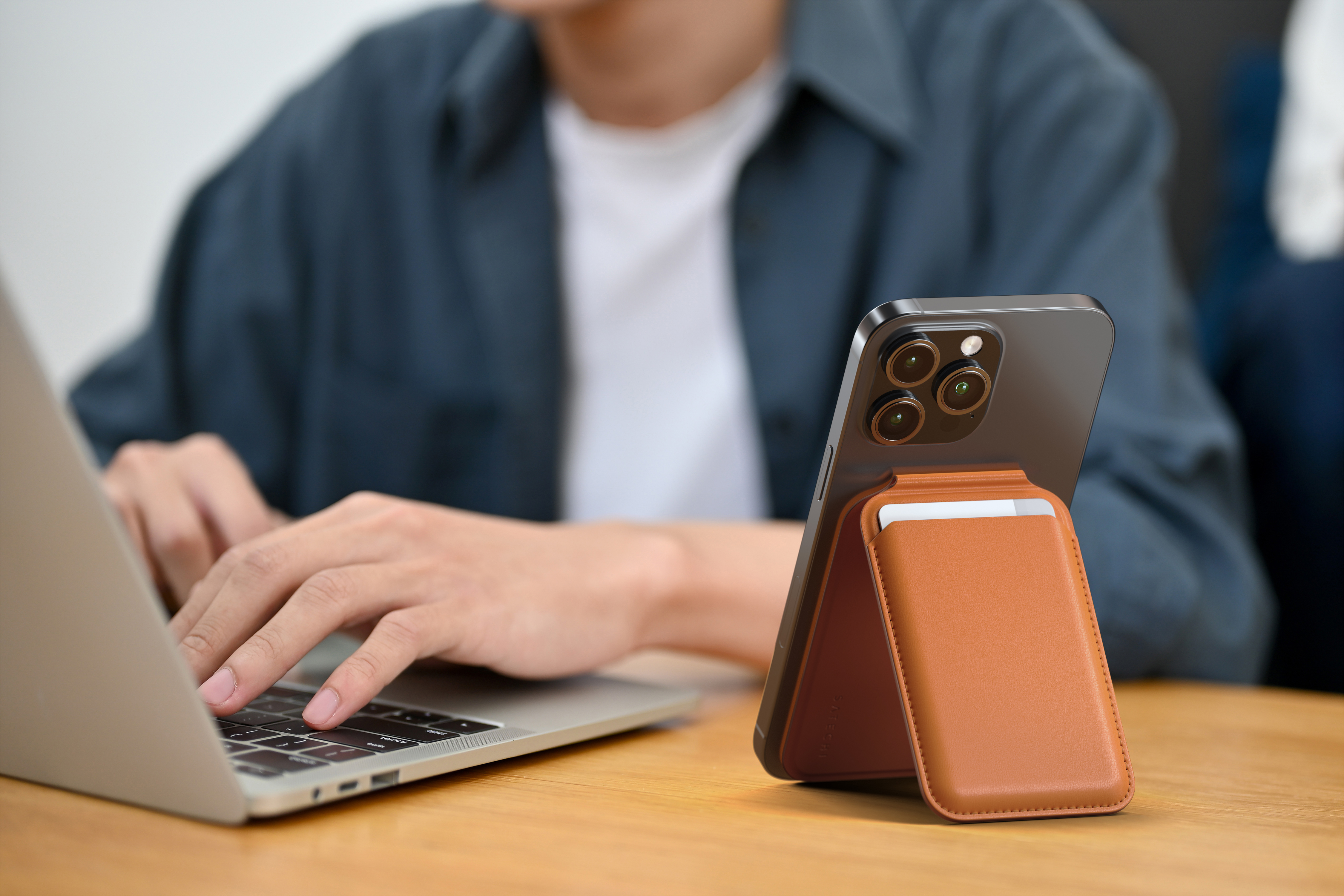 SATECHI Vegan-Leather Magnetic Wallet Stand (za sve modele iPhone 12/13/14/15) - Narančasta-3
