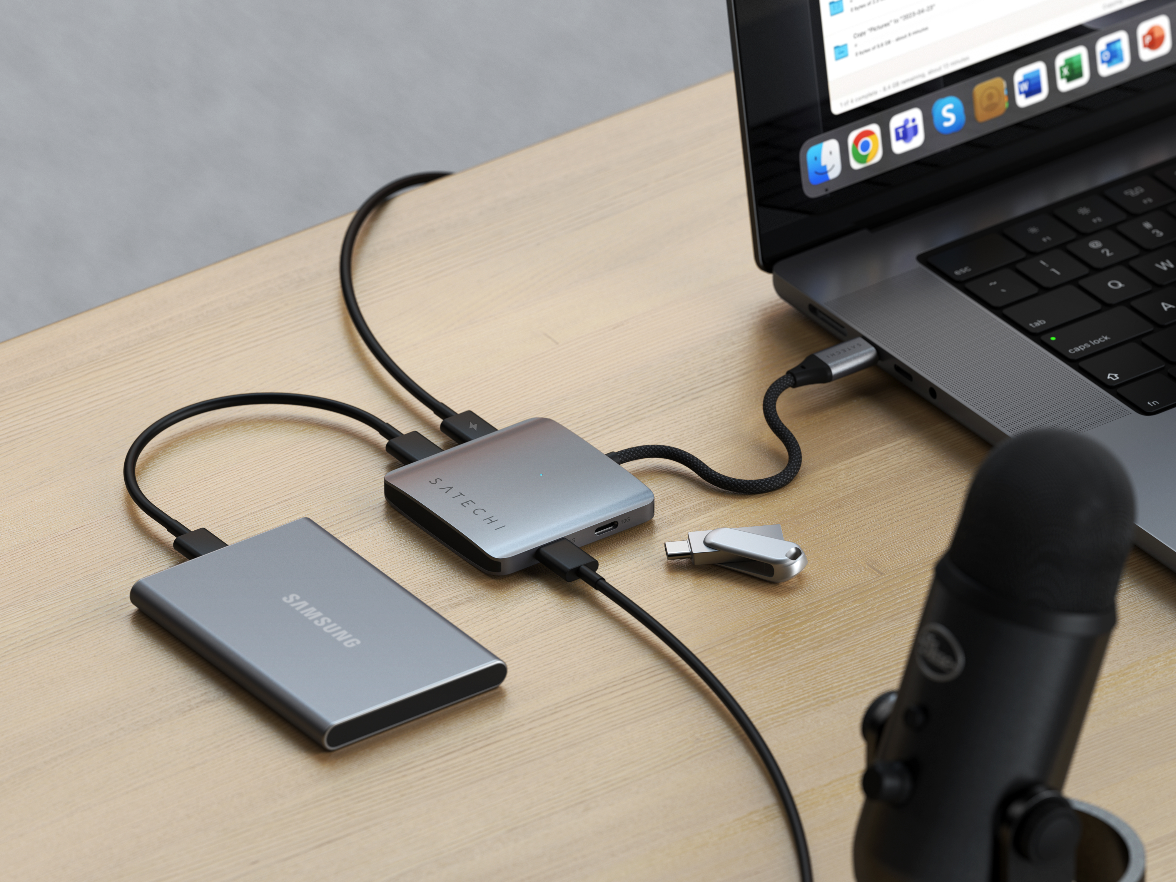 USB-C Hub SATECHI 4-Port s PD - Space Gray-1