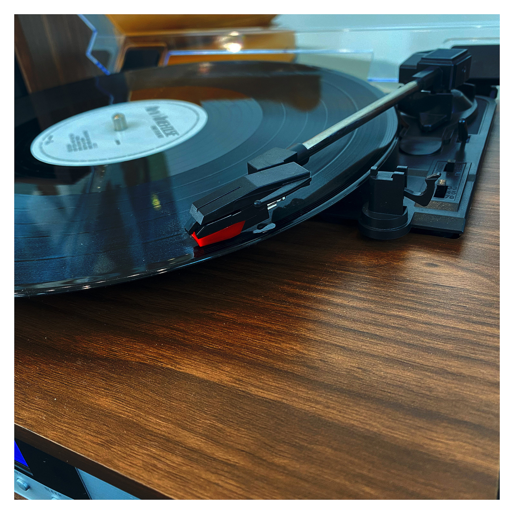 Gramofon LENCO MC-160WD, sa HiFi Stereo sustavom 2x10W, DAB, DAB+, FM radio, Bluetooth®5.0, RCA izlaz, AUX ulaz, USB-A PC kodiranje, 33,45 i 75 RPM, daljinski upravljač-2