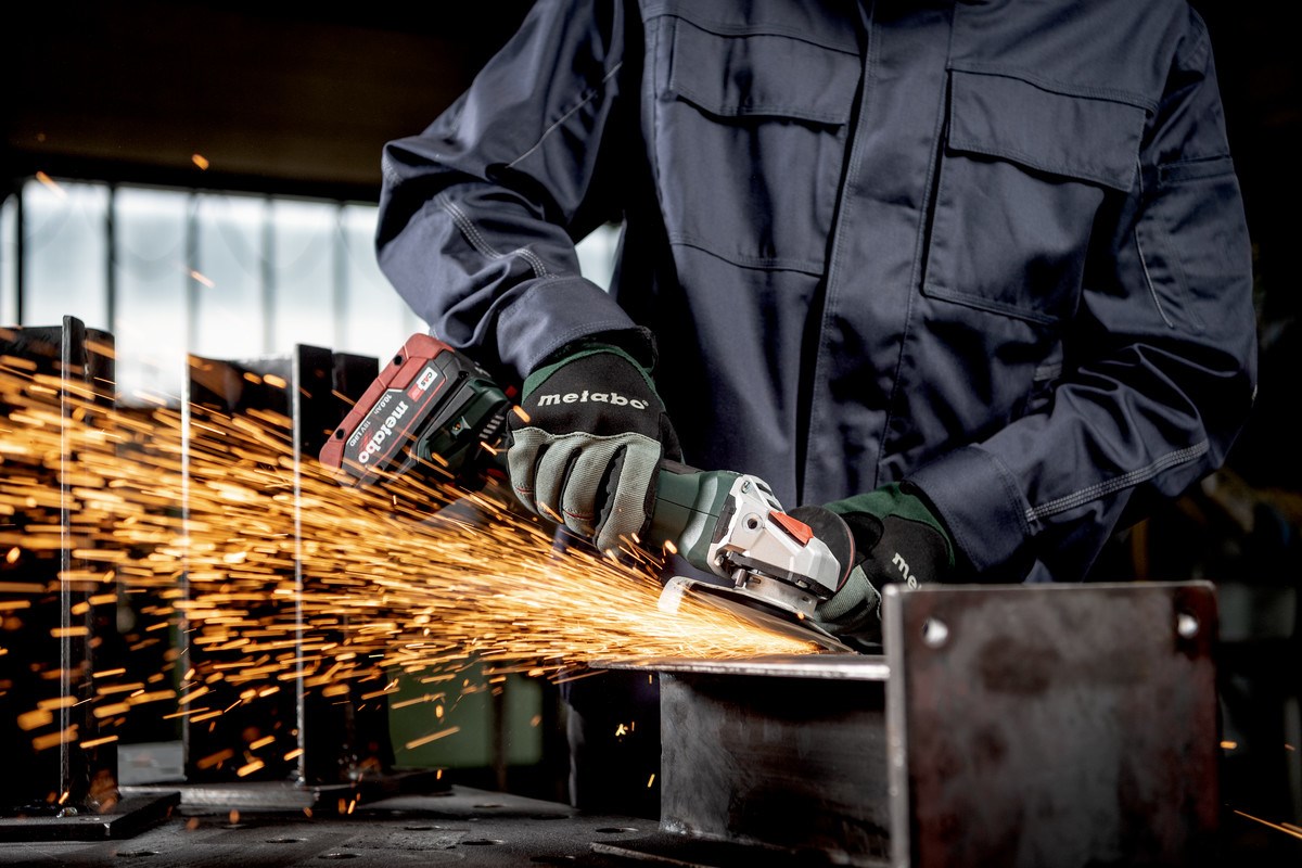 METABO. ANGLE GRINDER WB 18 LT BL 11-125 2x4,0Ah METABOX-3