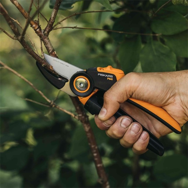 Škare za orezivanje FISKARS X-Series P941 (Anvil, crne, narančaste)-1