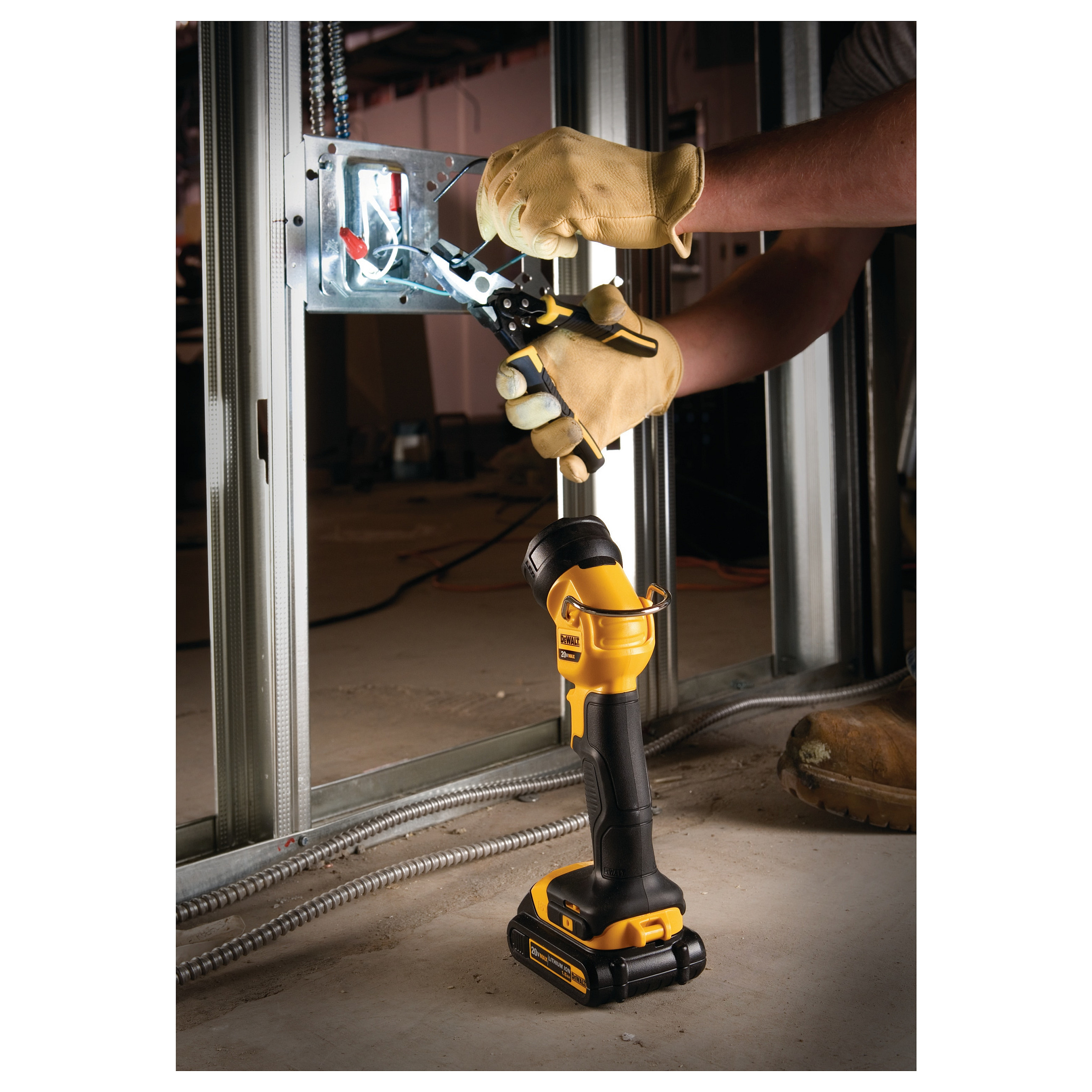 Radna lampa DEWALT DCL040-XJ (Rotirajuća glava, LED, 18V, Crna/Žuta)-1