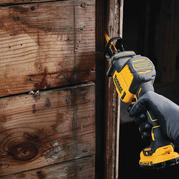 Recipročna pila DEWALT 12V XR (2 baterije od 2Ah, dubina rezanja u drvu 9 cm, u čeliku 4 cm, brzina praznog hoda 2800 spm, težina 1.38 kg, žuta i crna)