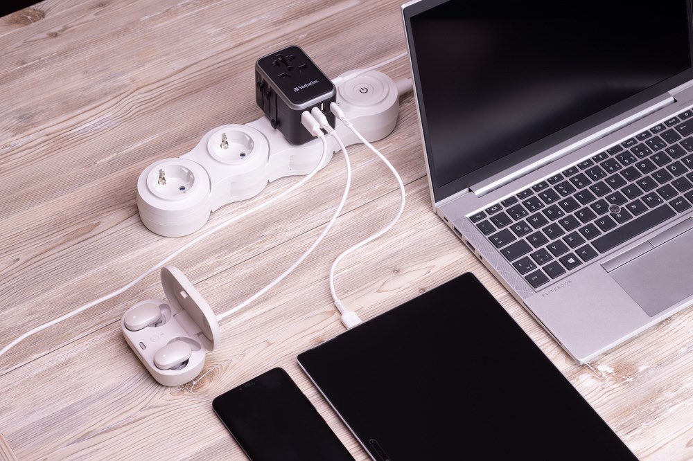 Univerzalni putni adapter VERBATIM UTA-04 (3xUSB-A, 2xUSB-C)-8