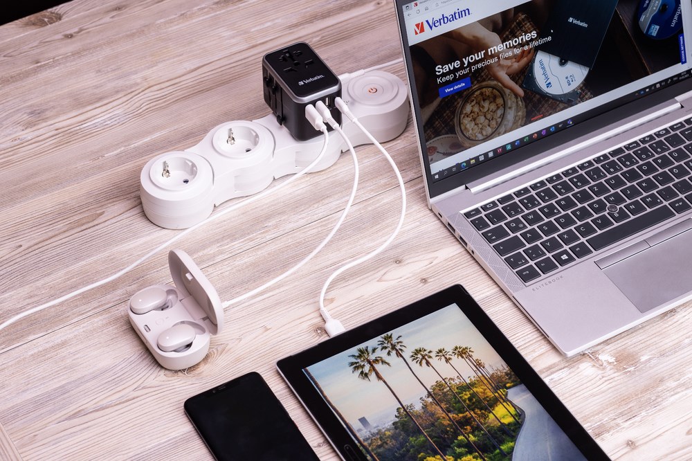 Univerzalni putni adapter VERBATIM UTA-04 (3xUSB-A, 2xUSB-C)-3