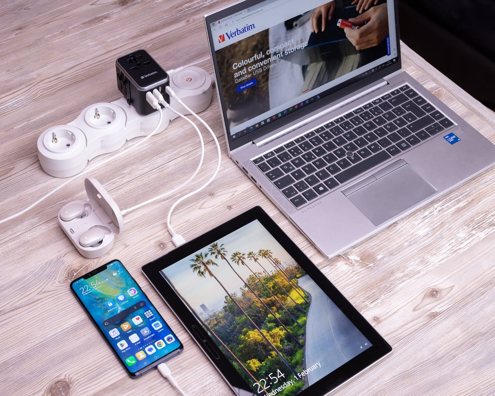 Univerzalni putni adapter VERBATIM UTA-04 (3xUSB-A, 2xUSB-C)-4