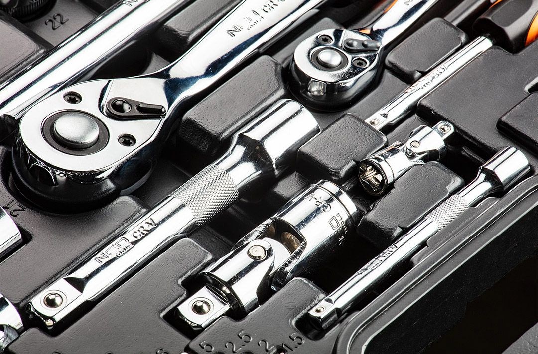 Set nasadnih ključeva NEO TOOLS 08-671 (1/4", 1/2", 77 komada, CrV čelik)-1