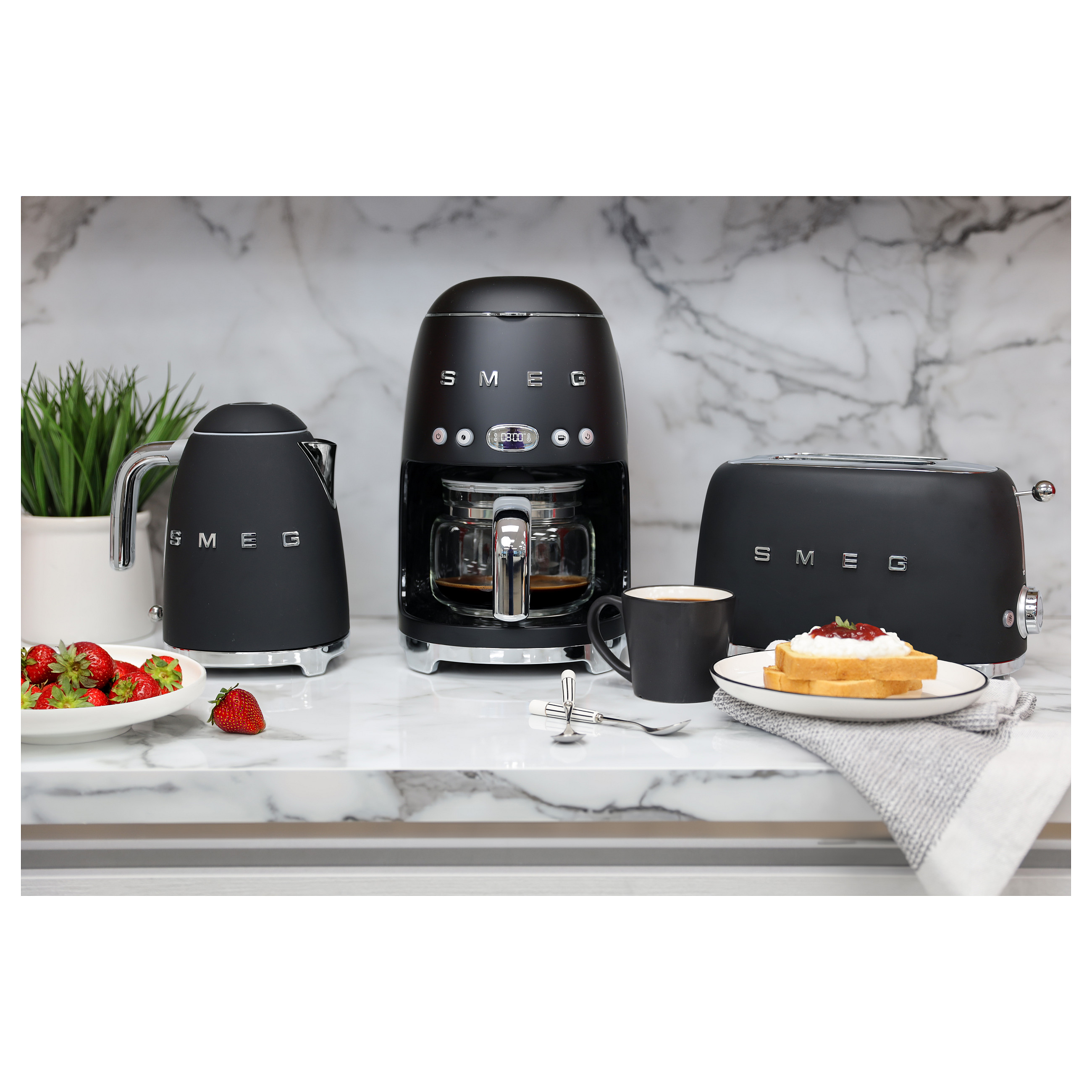 Kettle SMEG KLF03BLMEU crna boja-13