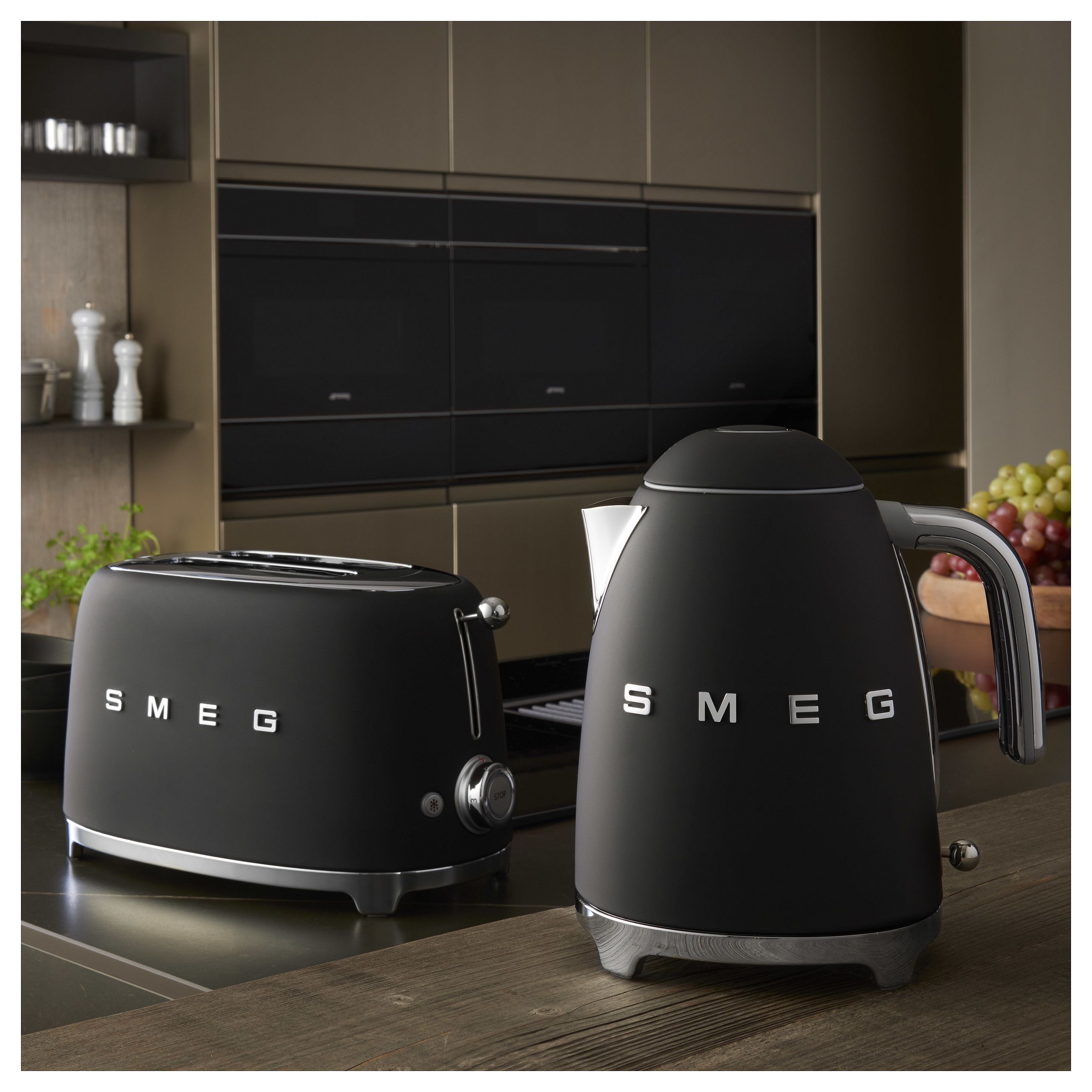 Kettle SMEG KLF03BLMEU crna boja-14