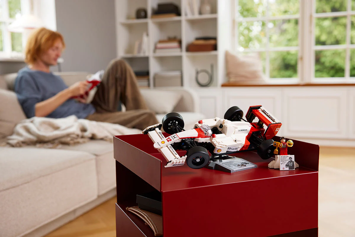 LEGO Icons 10330 McLaren MP4/4 & Ayrton Senna-4