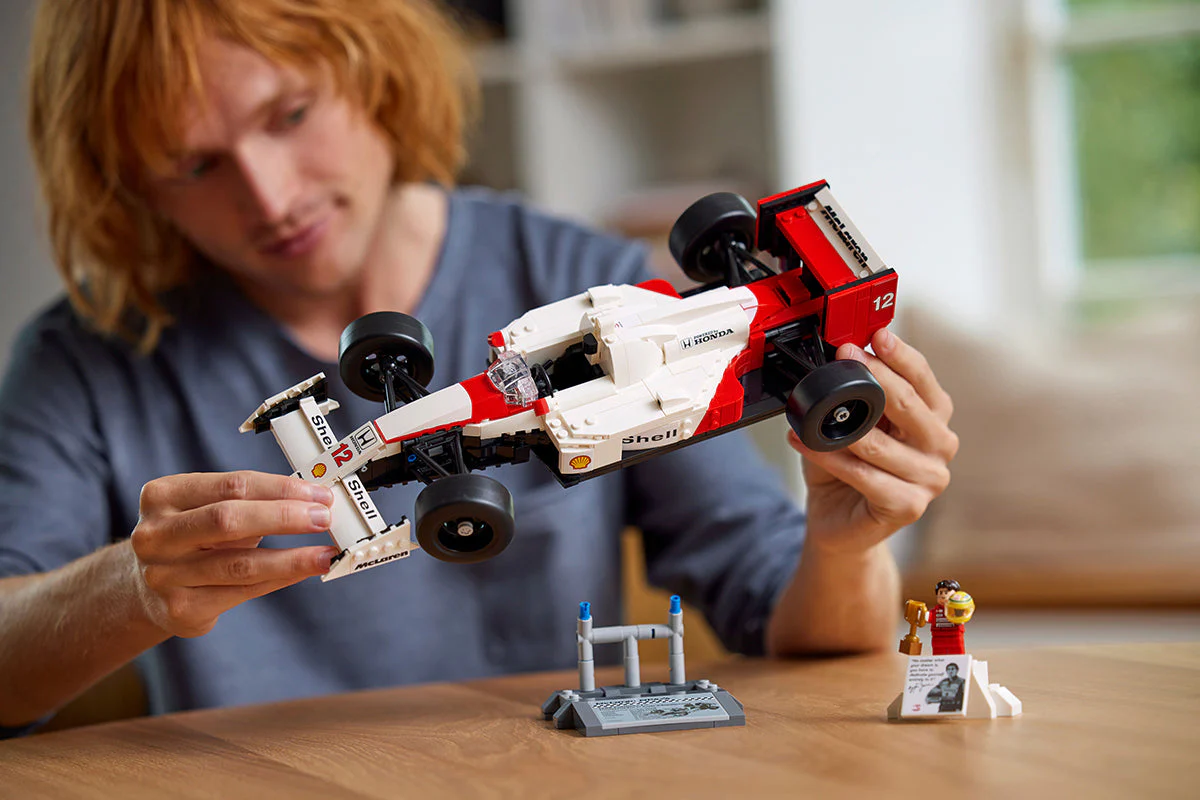 LEGO Icons 10330 McLaren MP4/4 & Ayrton Senna-3