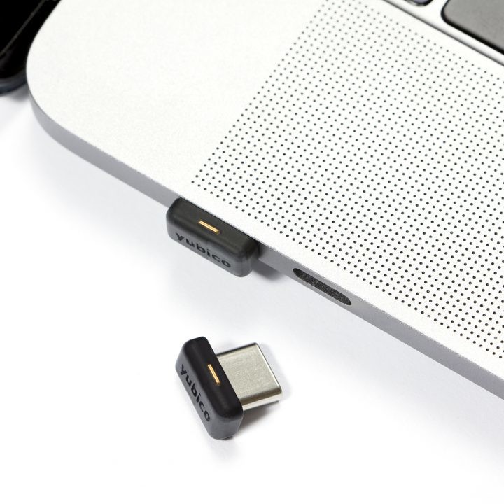 USB sigurnosni ključ YUBICO YubiKey 5C Nano FIPS-1