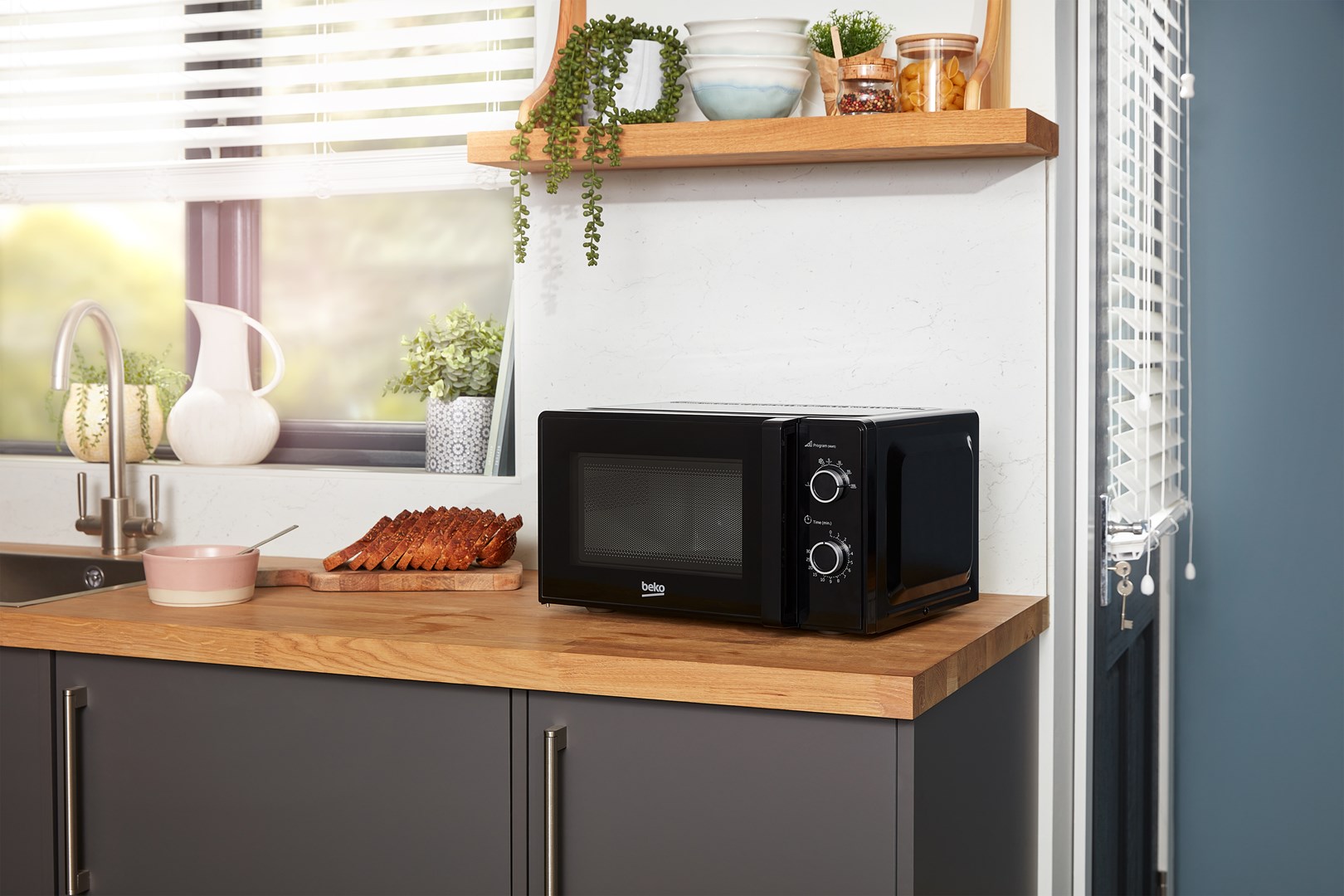 Beko MOC2010BFB Freestanding 20 L 700 W microwave oven black-1