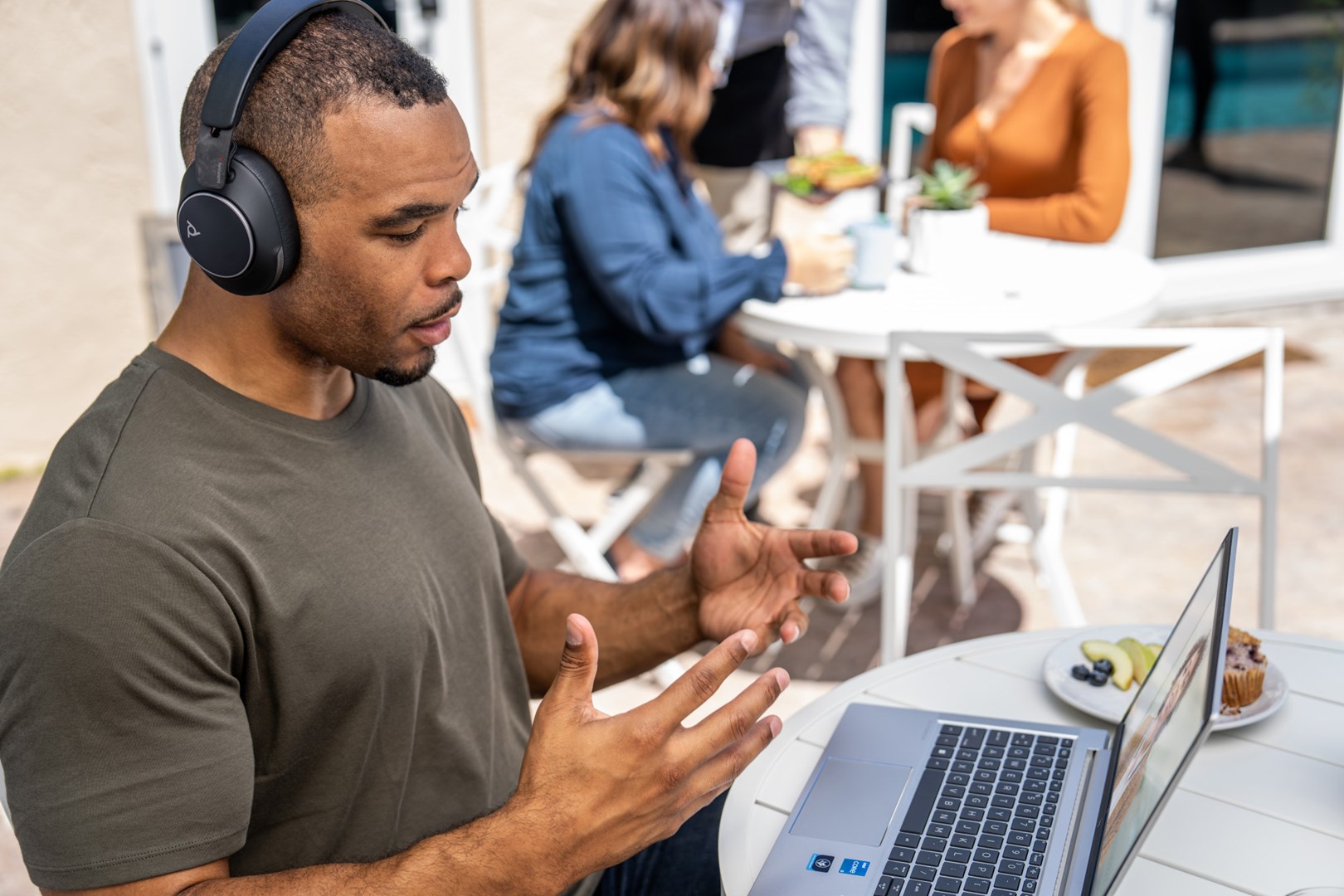 Poly Voyager Surround 80 UC Teams USB-C slušalice s mikrofonom i adapterom-2