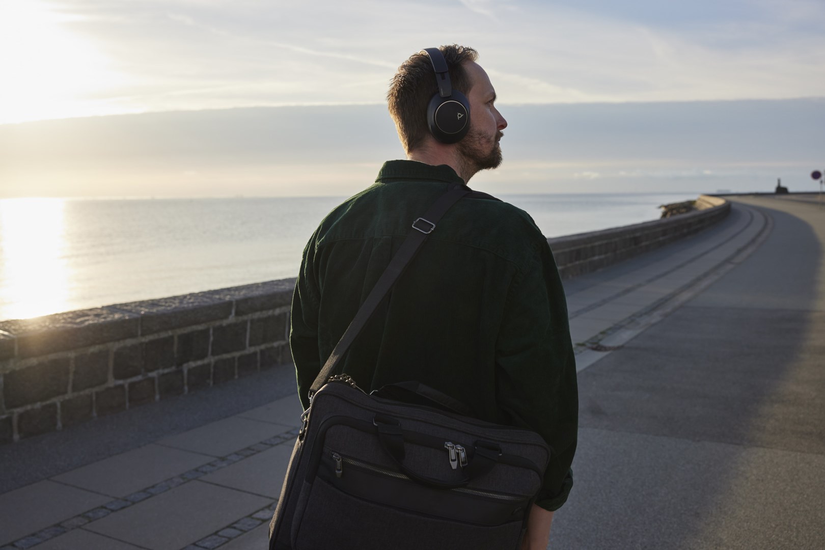 Poly Voyager Surround 80 UC Teams USB-C slušalice s mikrofonom i adapterom-1