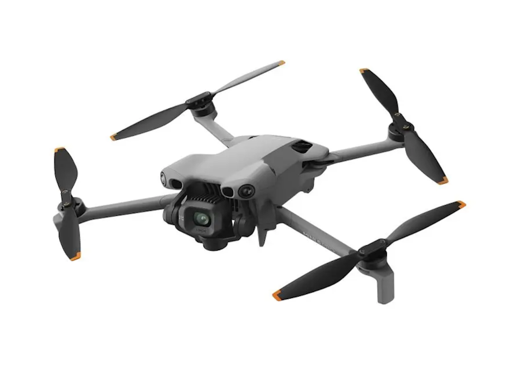 Dron DJI Mini 5 Pro Fly More Combo (DJI RC-N3) (1" CMOS, 4K HDR, do 36 min leta, 42 GB, siva boja)