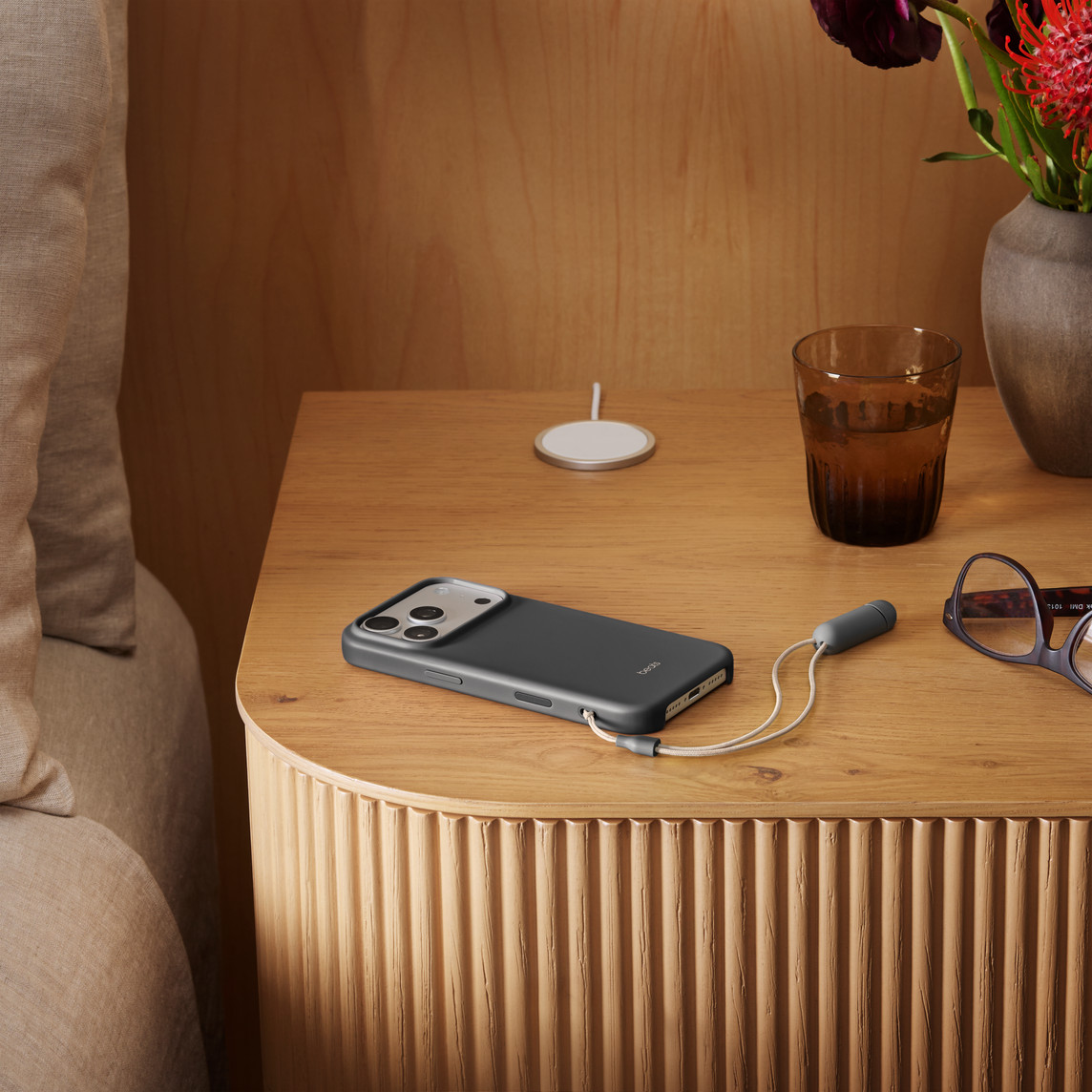 Maska za iPhone APPLE Beats iPhone 17 Pro s postoljem, MagSafe i kontrolom kamere - Granite Gray-2