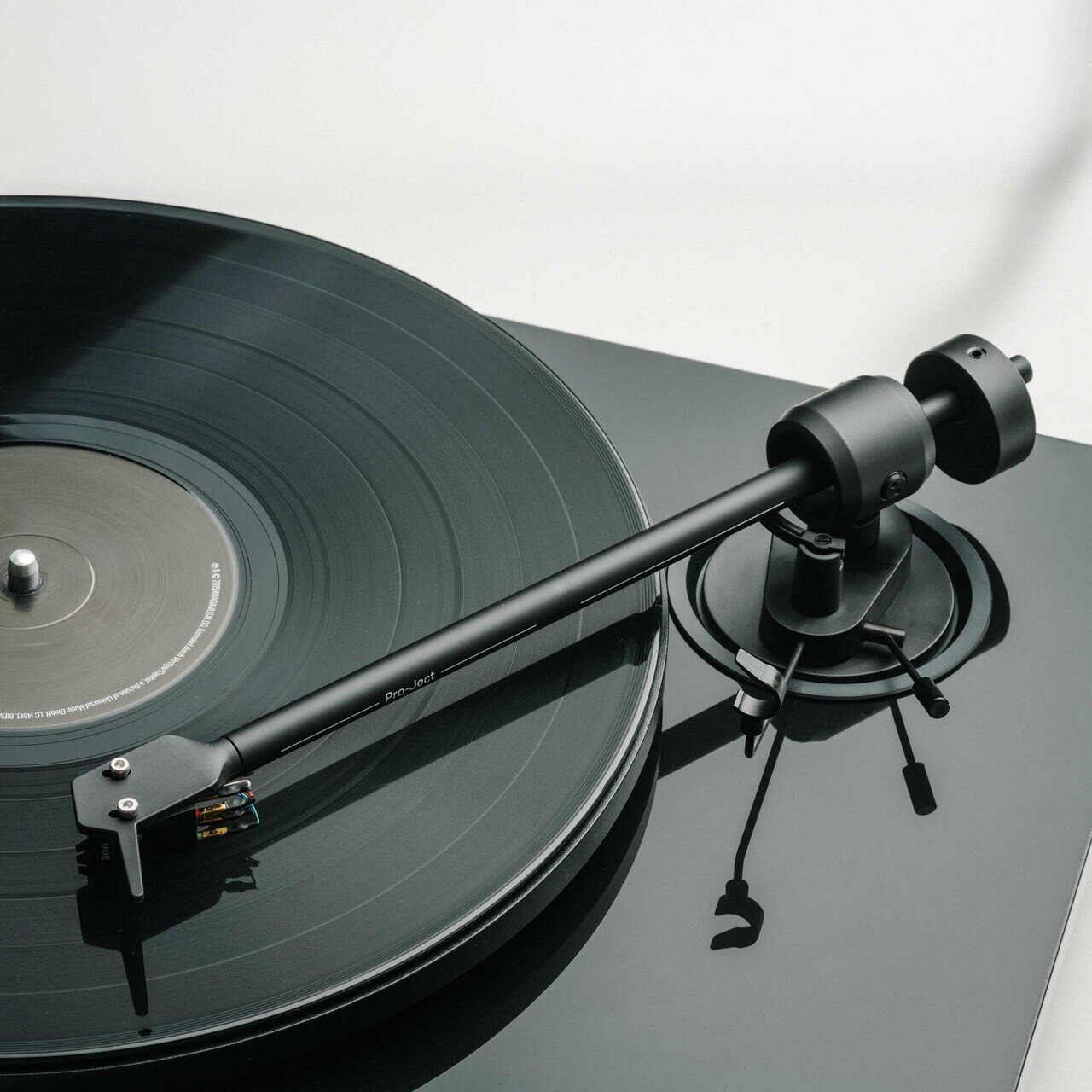 Gramofon PRO-JECT E1.2, high gloss black, PICK IT, MM-7