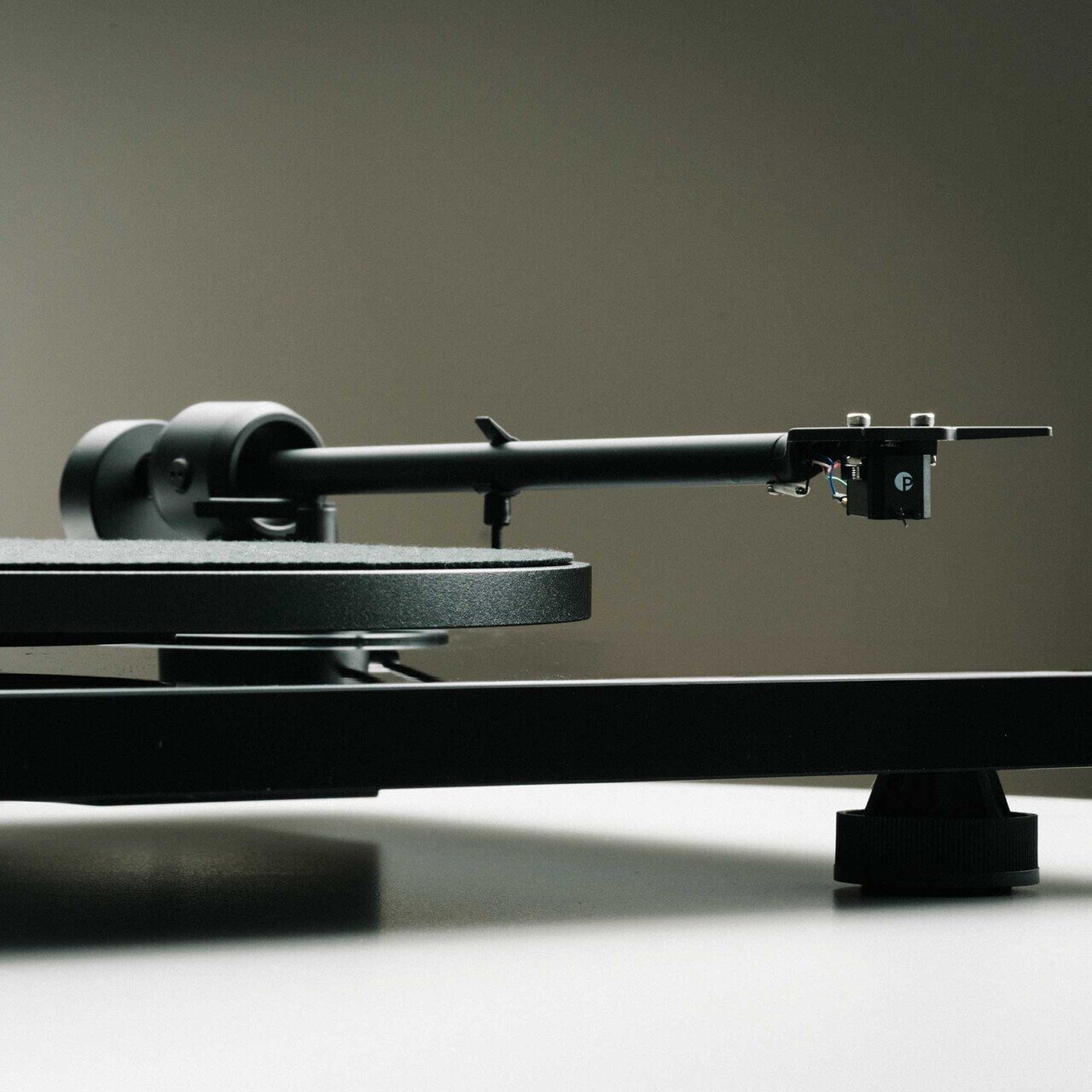 Gramofon PRO-JECT E1.2, high gloss black, PICK IT, MM-6