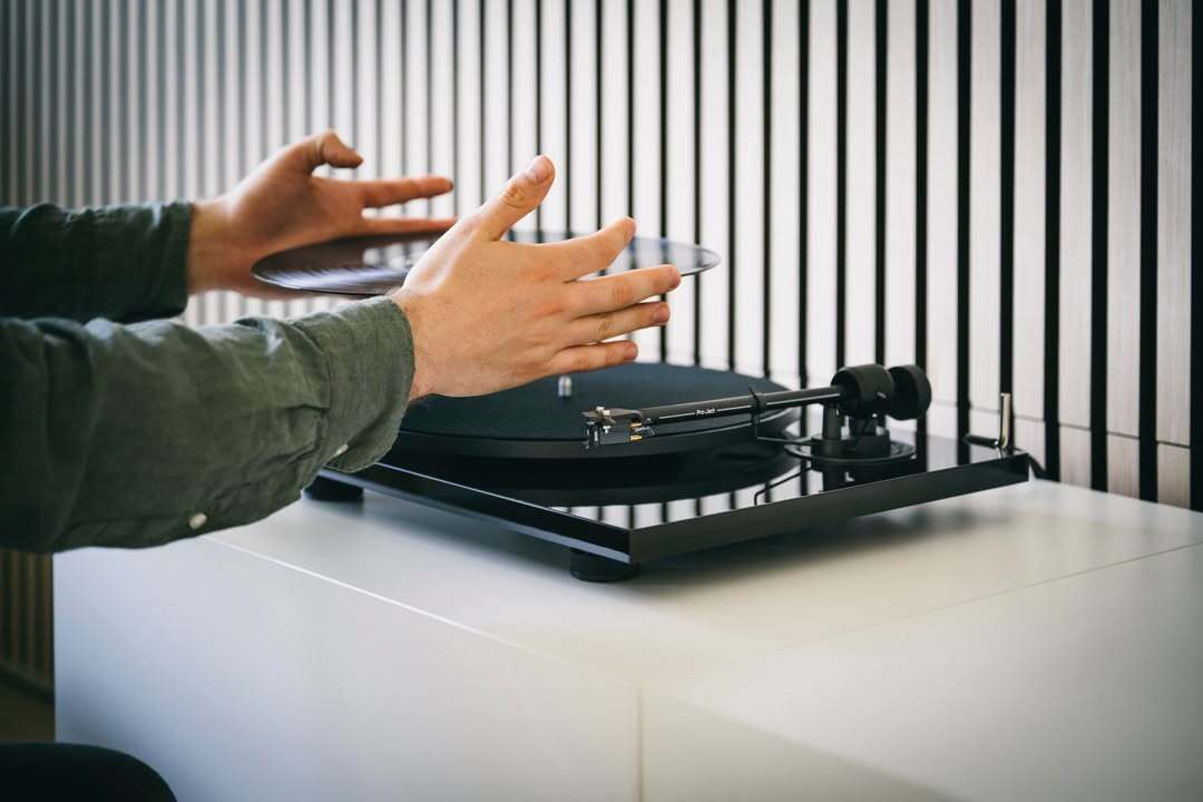 Gramofon PRO-JECT E1.2, high gloss black, PICK IT, MM-3