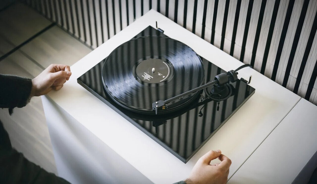 Gramofon PRO-JECT E1.2, high gloss black, PICK IT, MM-4