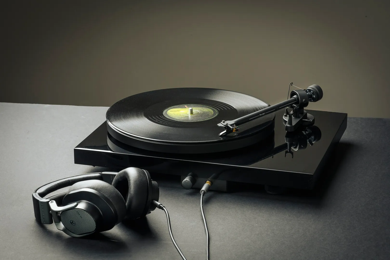 Gramofon PRO-JECT Debut E HP high gloss black-2