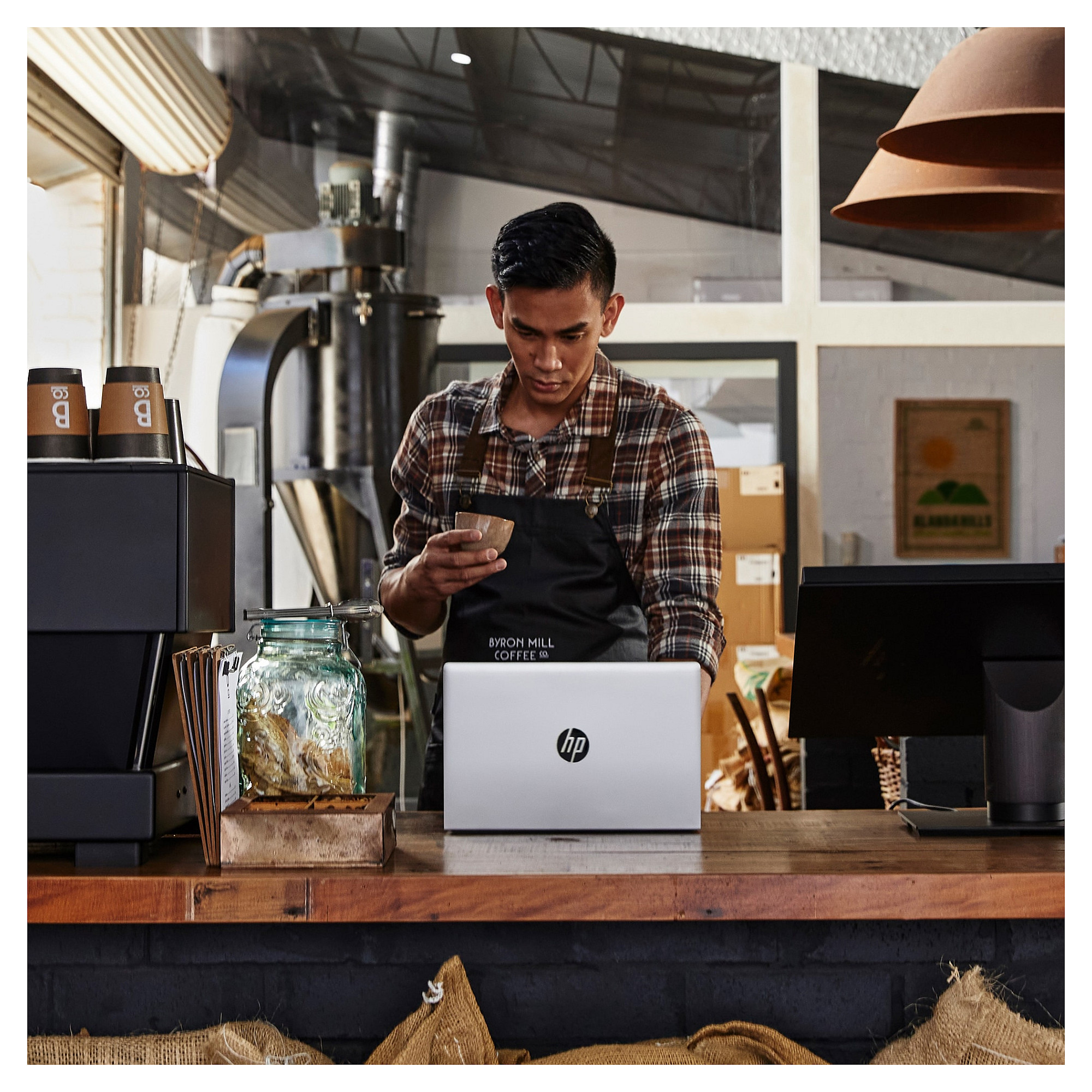 Laptop HP PROBOOK 445 G9 (14" FHD, Ryzen 5 5625U, 8GB RAM, 256GB SSD, Windows 11 Pro, hrvatska tipkovnica, srebrna) – internacionalna non HR tipkovnica-10