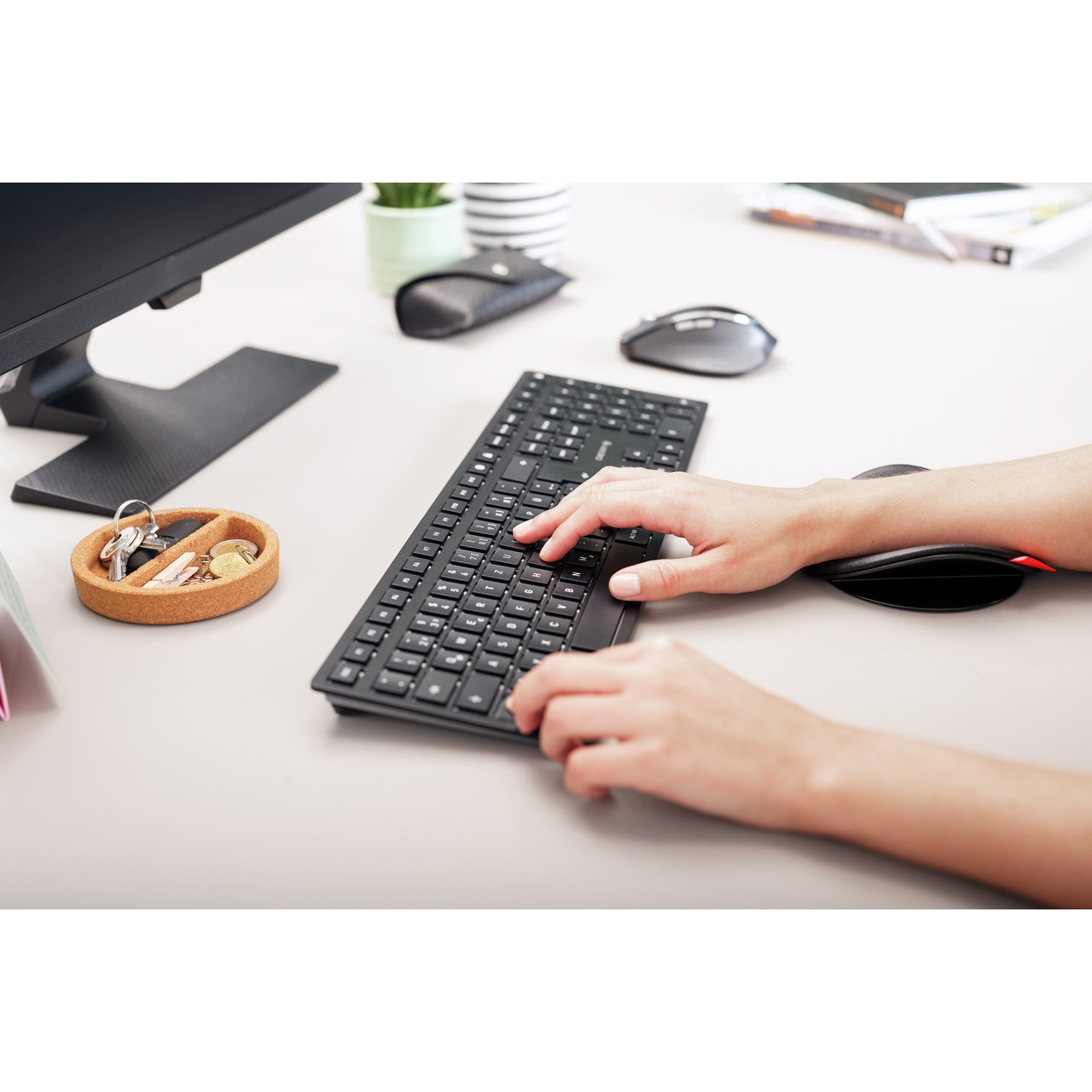 Tipkovnica CHERRY KW 9100 SLIM [CH] crna boja – internacionalna non HR tipkovnica-13