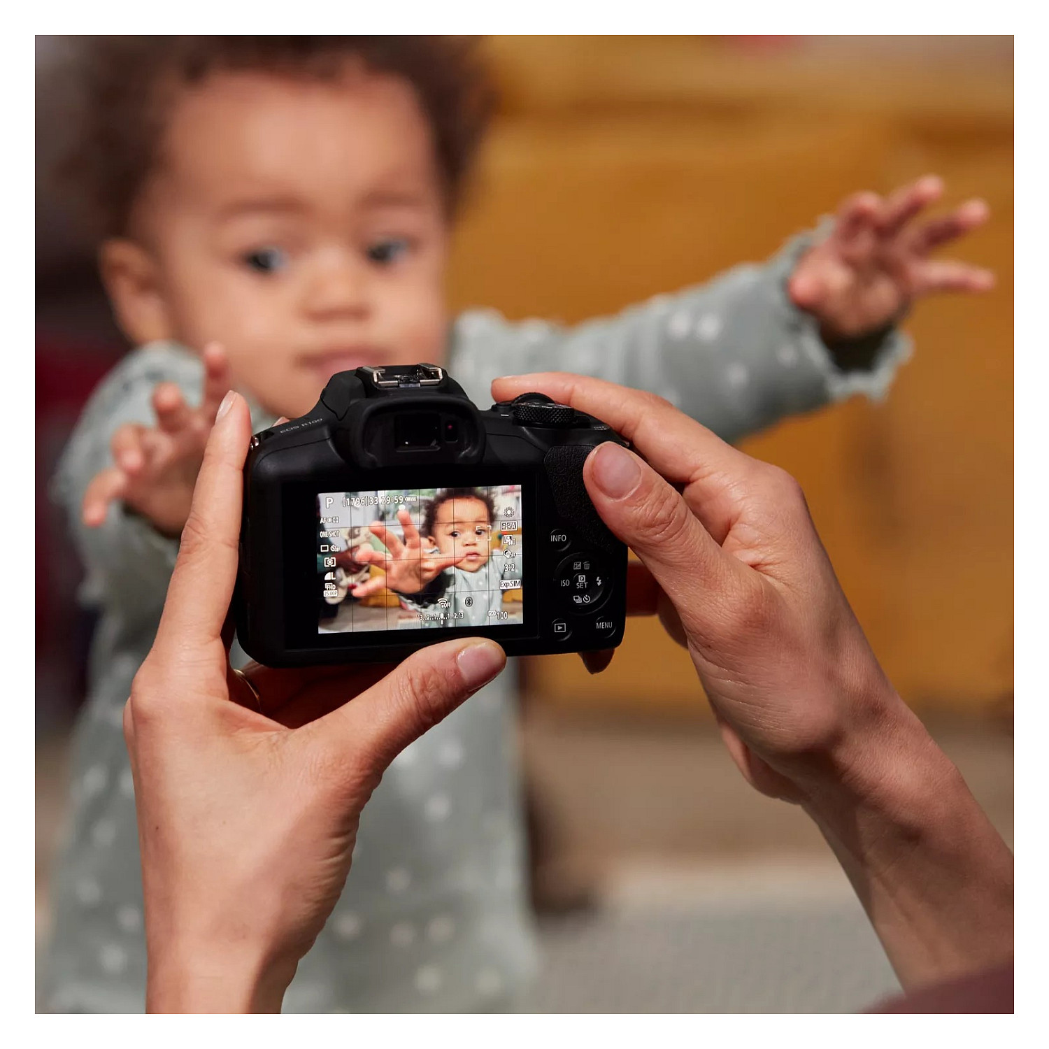 Digitalni fotoaparat CANON EOS R100 + RF-S 18-45mm IS STM (24.1 MP, 4K video, Dual Pixel AF)-4
