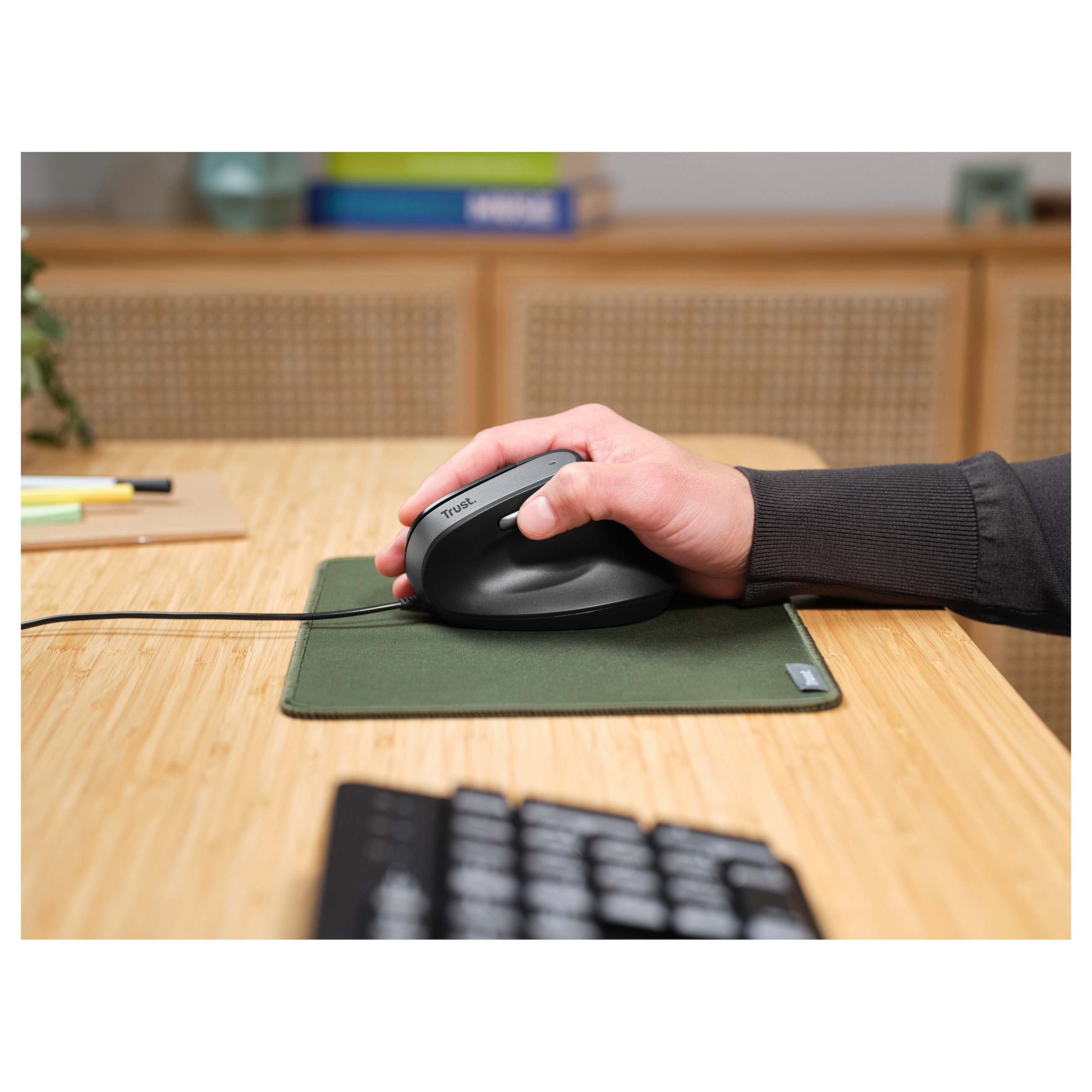 Bežični ergonomski miš TRUST Bayo II (vertikalni dizajn, punjiva baterija, Bluetooth + 2.4GHz, 2400 DPI)-2