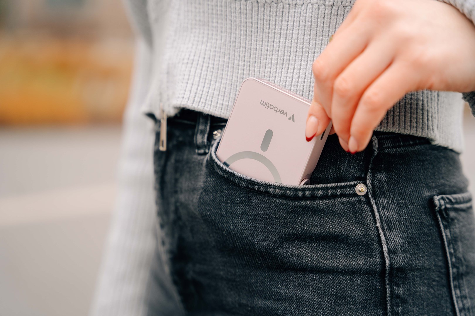 Verbatim Charge 'n' Go Magnetic Wireless Power Bank with stand - 10000 mAh Pink-3