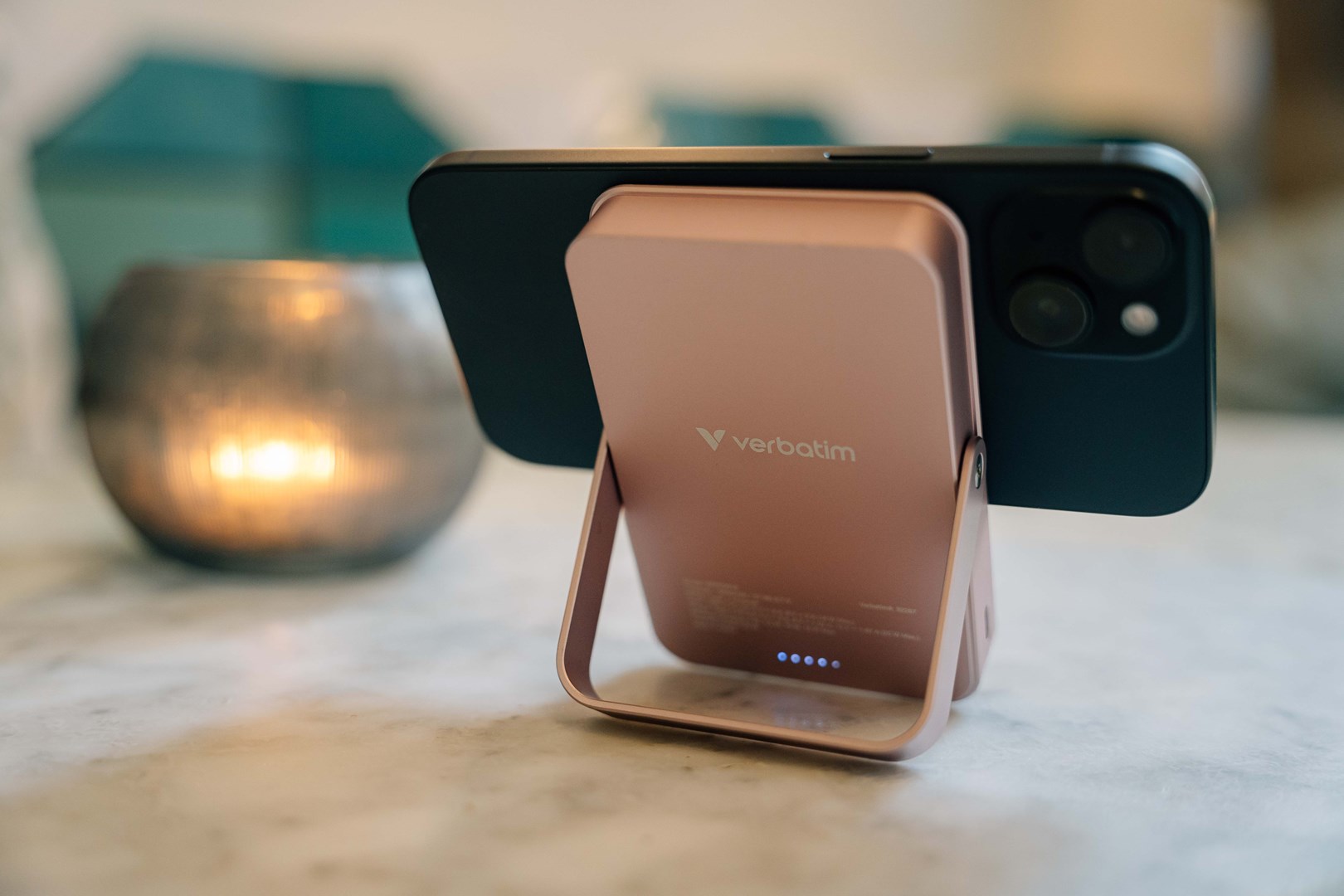 Verbatim Charge 'n' Go Magnetic Wireless Power Bank with stand - 10000 mAh Pink-5