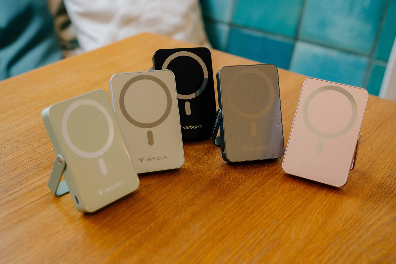 Verbatim Charge 'n' Go Magnetic Wireless Power Bank with stand - 10000 mAh Green-4