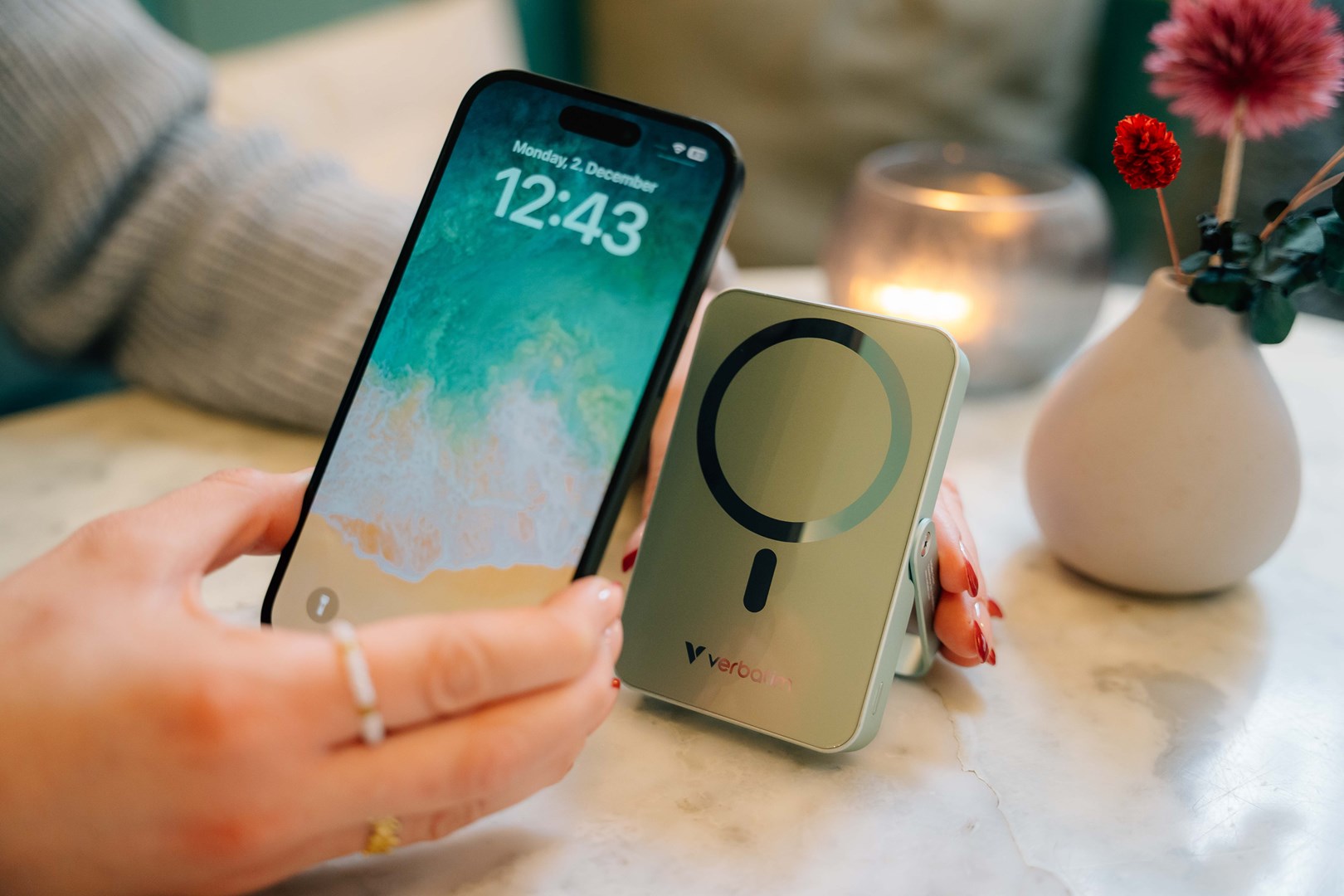 Verbatim Charge 'n' Go Magnetic Wireless Power Bank with stand - 10000 mAh Green-3