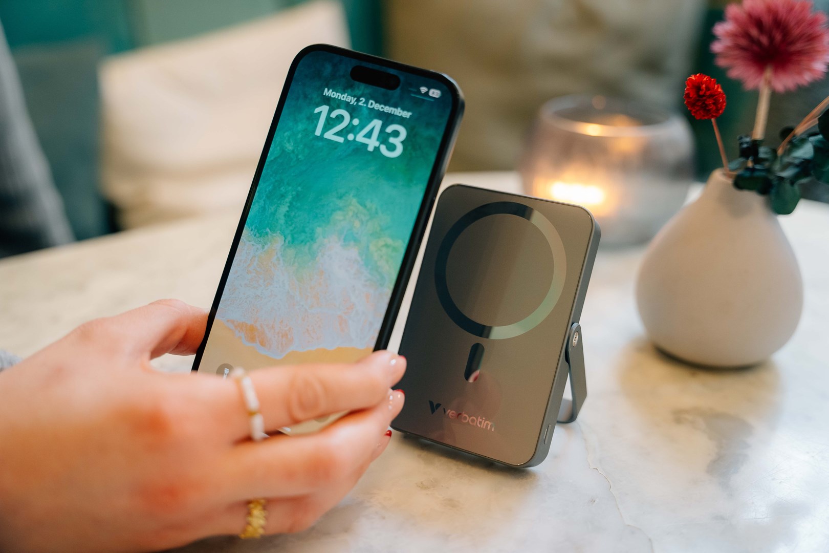 Verbatim Charge 'n' Go Magnetic Wireless Power Bank with stand - 10000 mAh Grey-3