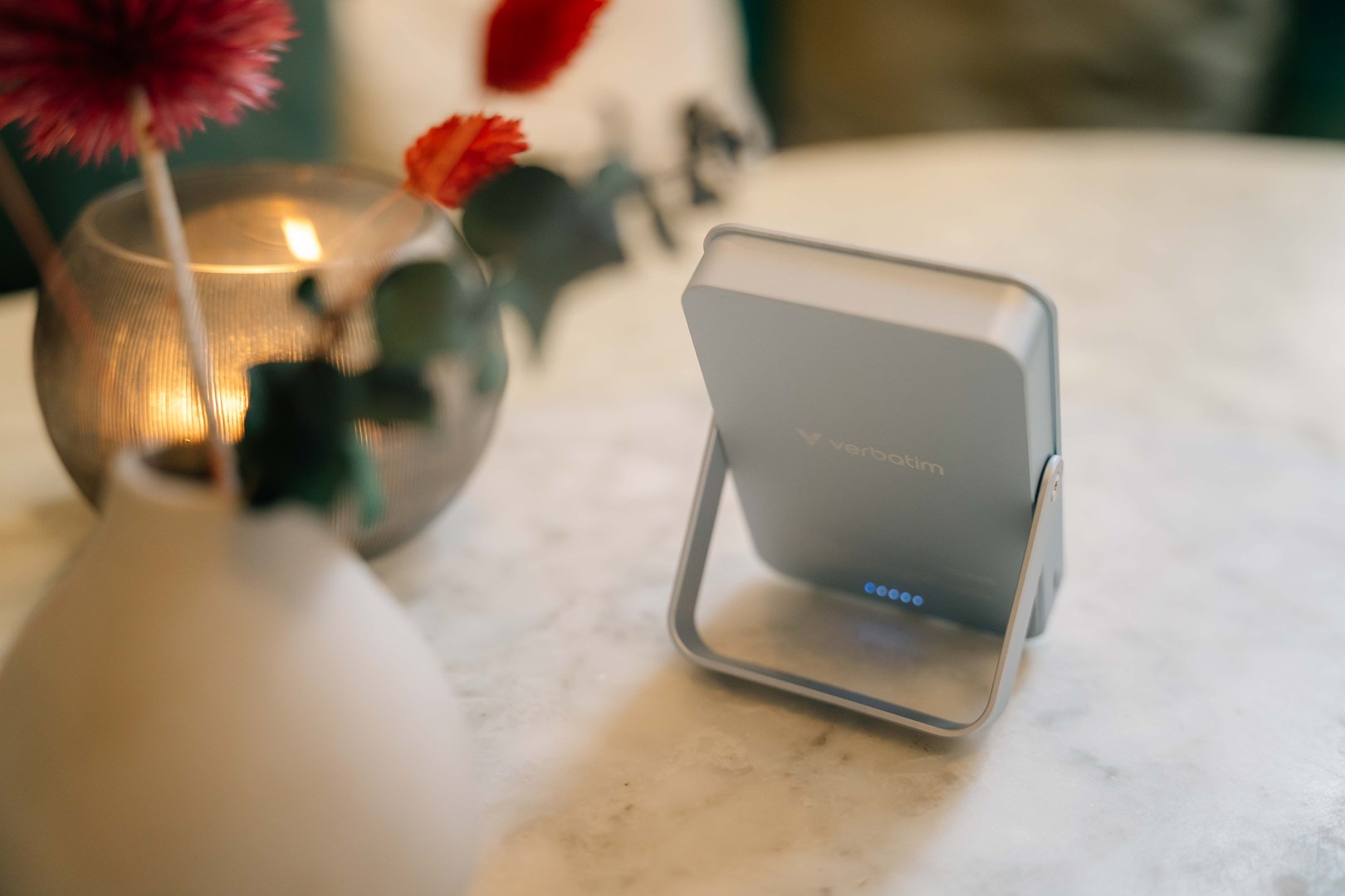 Verbatim Charge 'n' Go Magnetic Wireless Power Bank with stand - 10000 mAh Grey-6