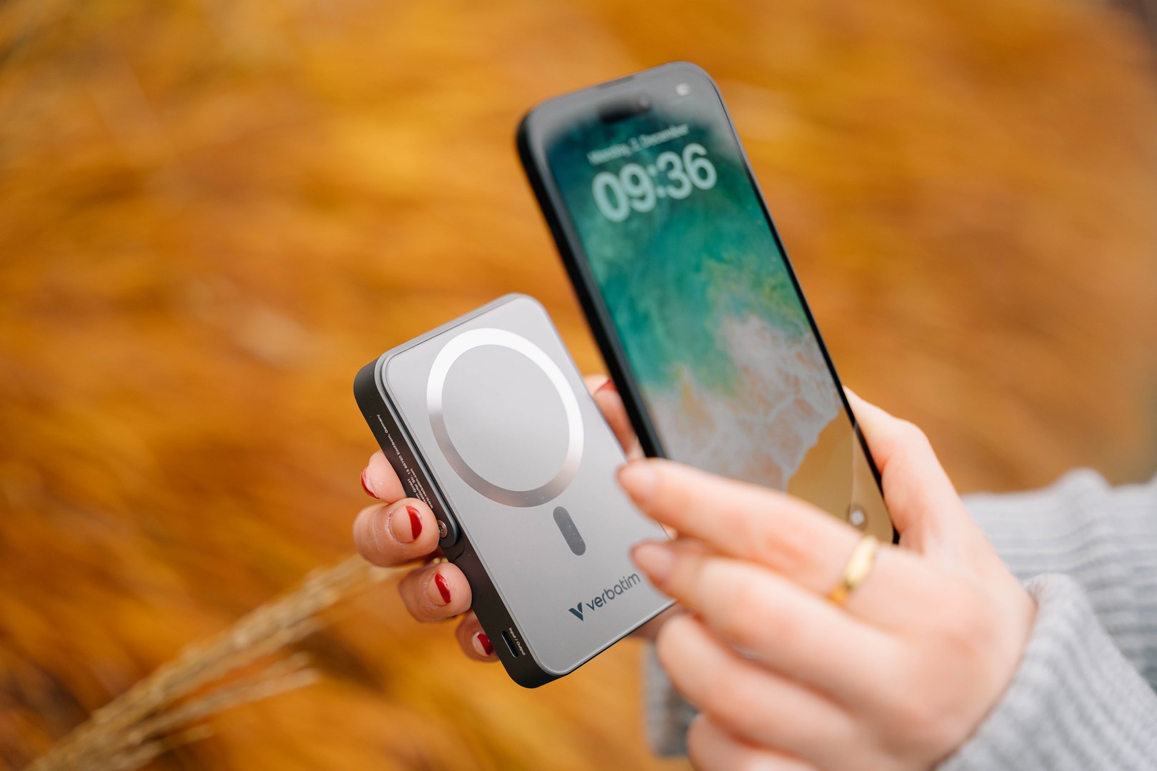 Verbatim Charge 'n' Go Magnetic Wireless Power Bank with stand - 10000 mAh Grey-5
