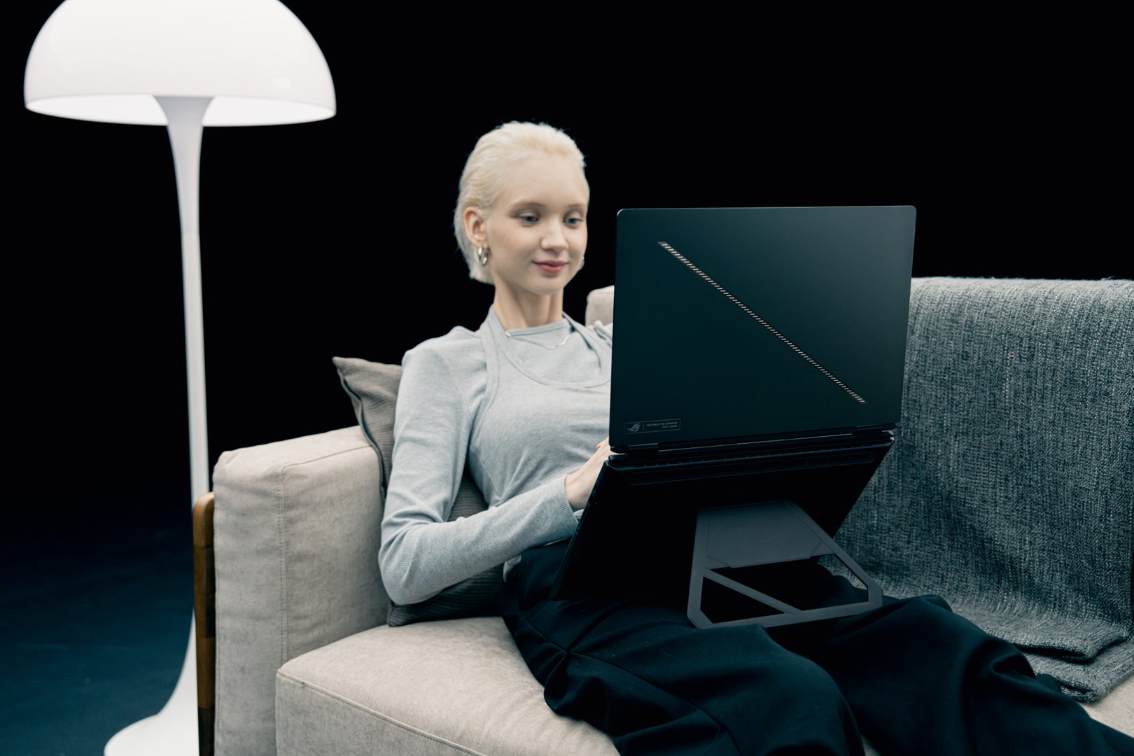 Laptop ASUS ROG Zephyrus Duo 16 GX651AX-U9322X (16.0", OLED, 3K, Intel Core Ultra 9 386H, 32GB, 2TB SSD, NVIDIA GeForce RTX 5090 24GB, Windows 11 Pro, Non-HR tipkovnica, Stellar Grey)-45