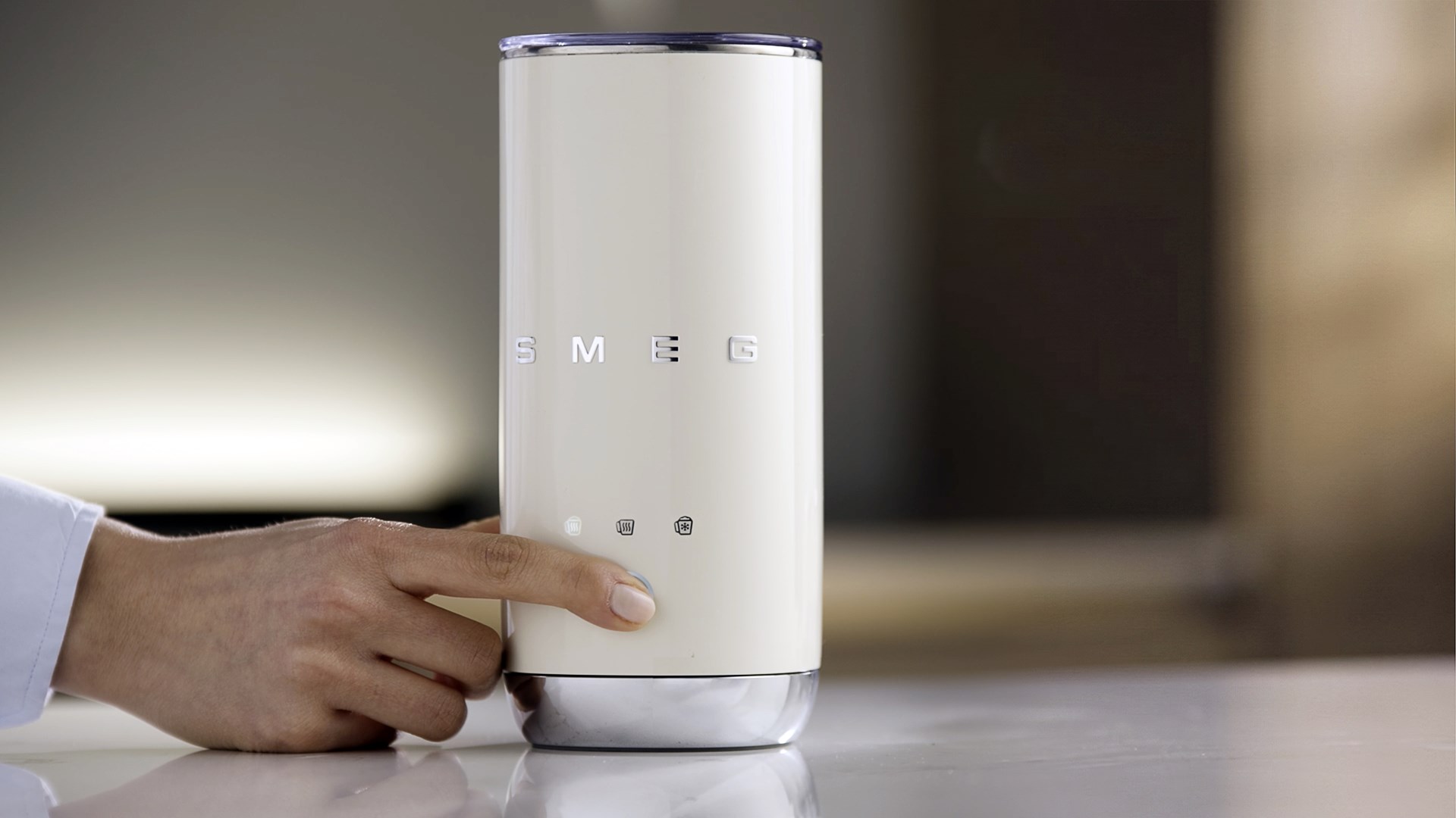 Pjenilica za mlijeko SMEG MFF02 bijela boja-25