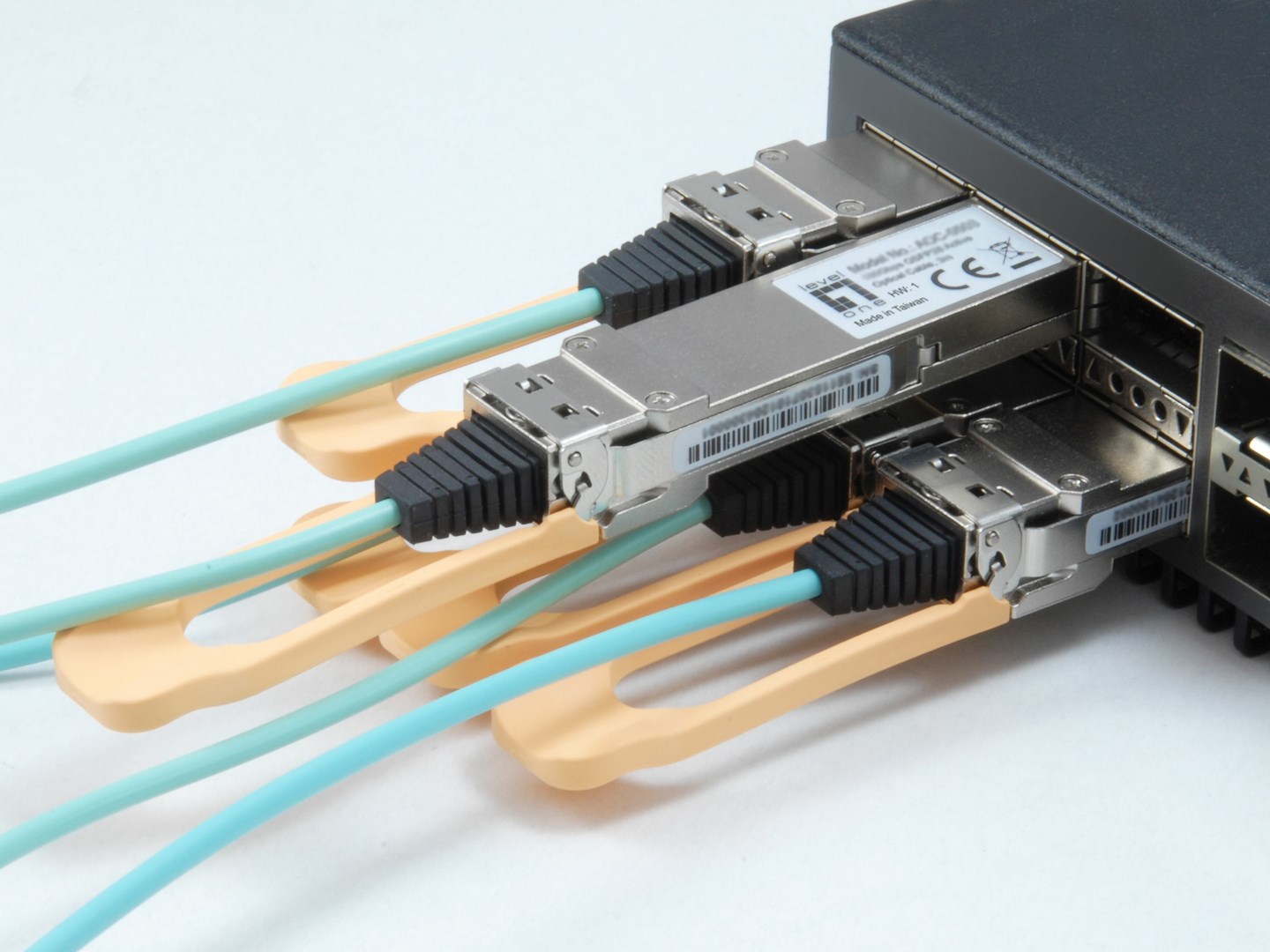LevelOne AOC-0503 network transceiver module Fiber optic 103100 Mbit/s QSFP28 850 nm-2