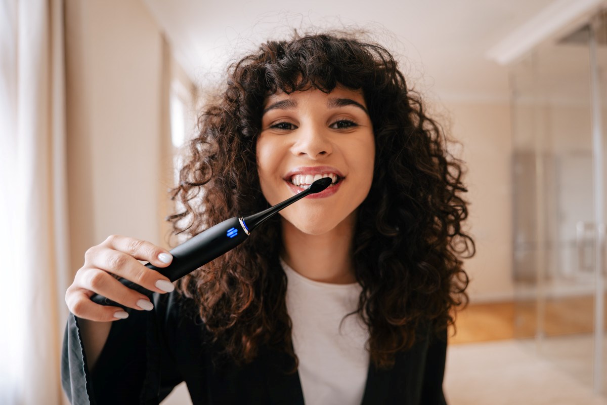 Sonična četkica za zube TRUELIFE SonicBrush Clean70 UV, crna boja-1