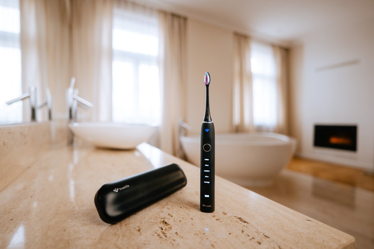 Sonična četkica za zube TRUELIFE SonicBrush Clean70 UV, crna boja-4